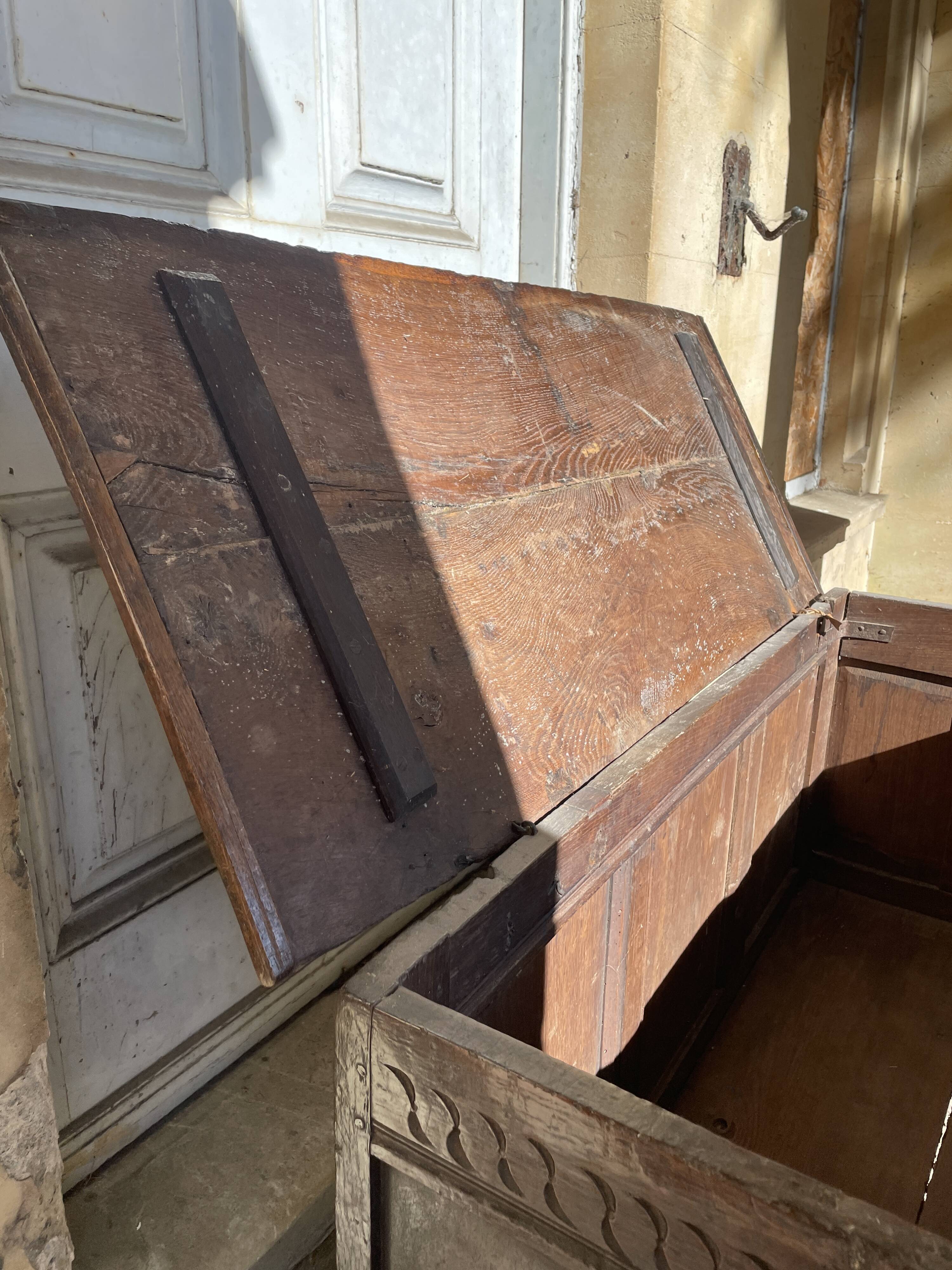 Grand coffre en chêne sculpté du 17ème siècle / coffre à couvertures vernaculaire