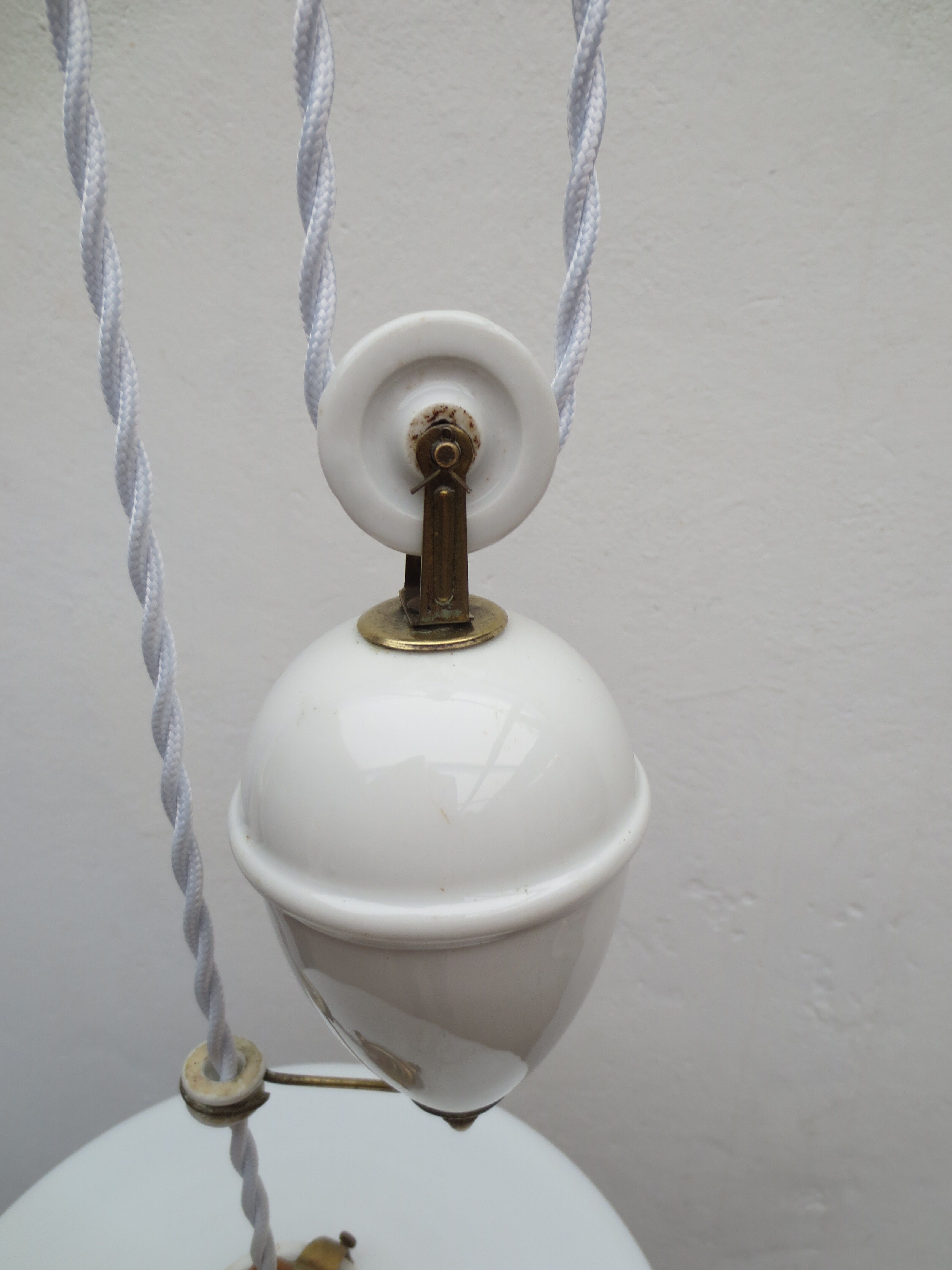 Suspension called up and down, porcelain and white opaline
