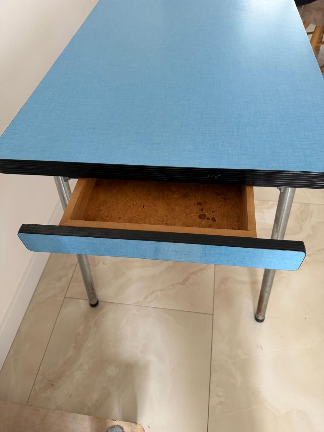 Table, chairs and stool in formica