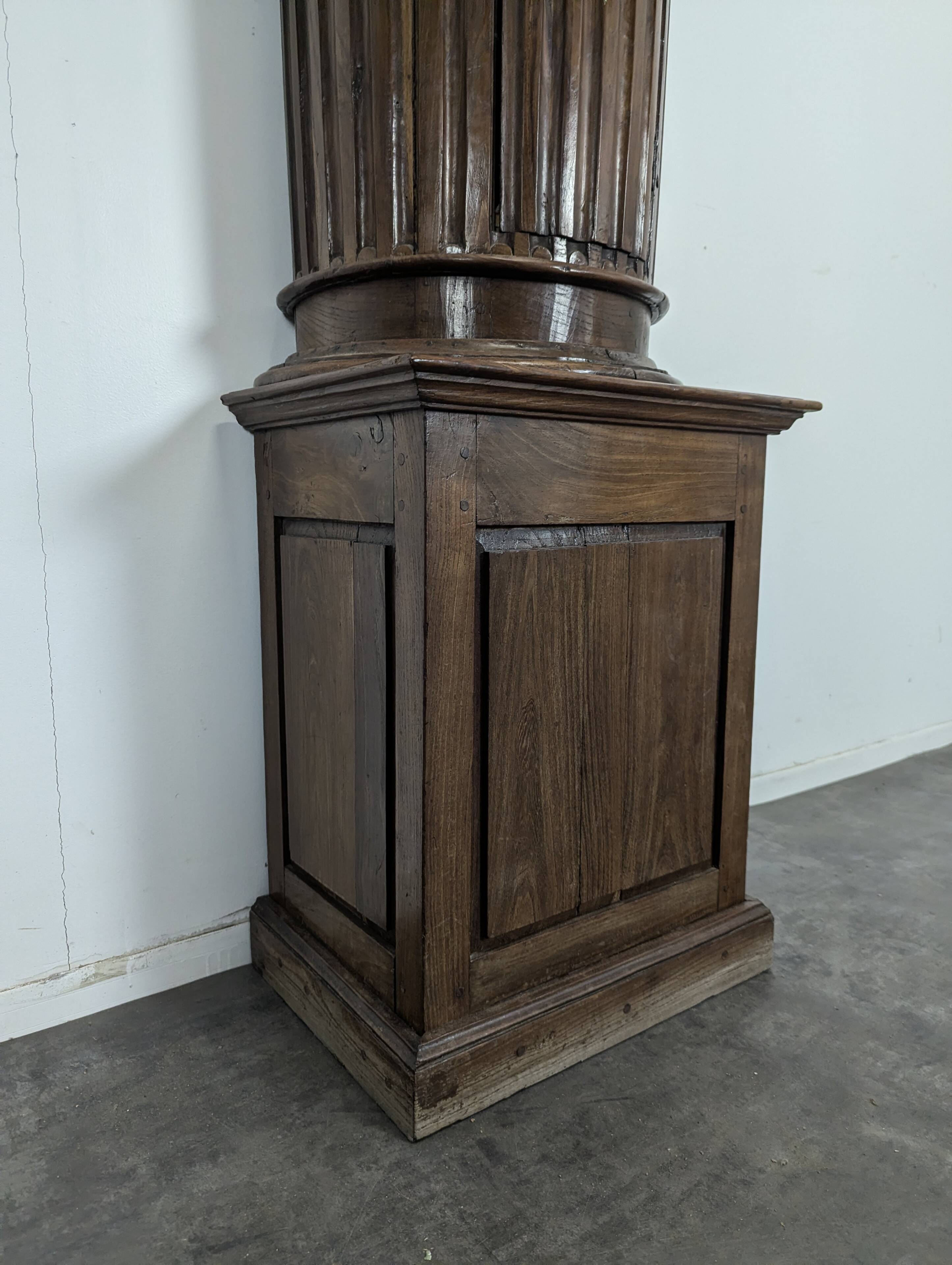 Large Corinthian Column in oak from the 18th century