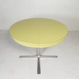 Vintage round dining table with a diameter of 100 cm, extendable to 135 cm, from the 1970s.