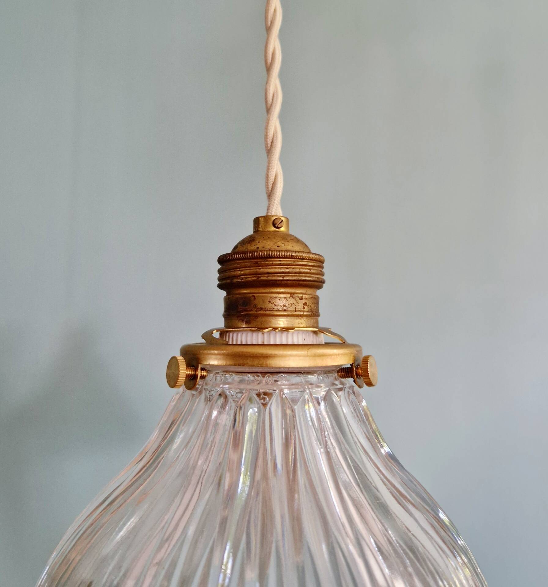 Suspension Art Déco en verre rainuré transparent, Holophane, 1920-30 