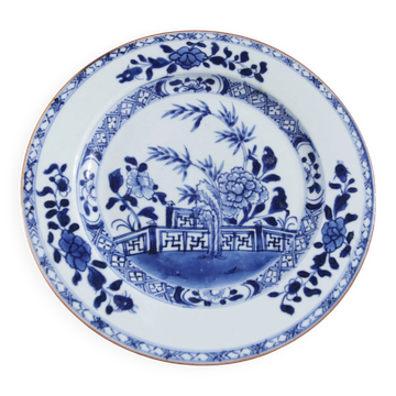 Assiette chinoise bleu et blanc avec clôture de jardin, pivoine et bambou, Qianlong