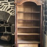Bibliothèque en bois ancienne avec fronton
