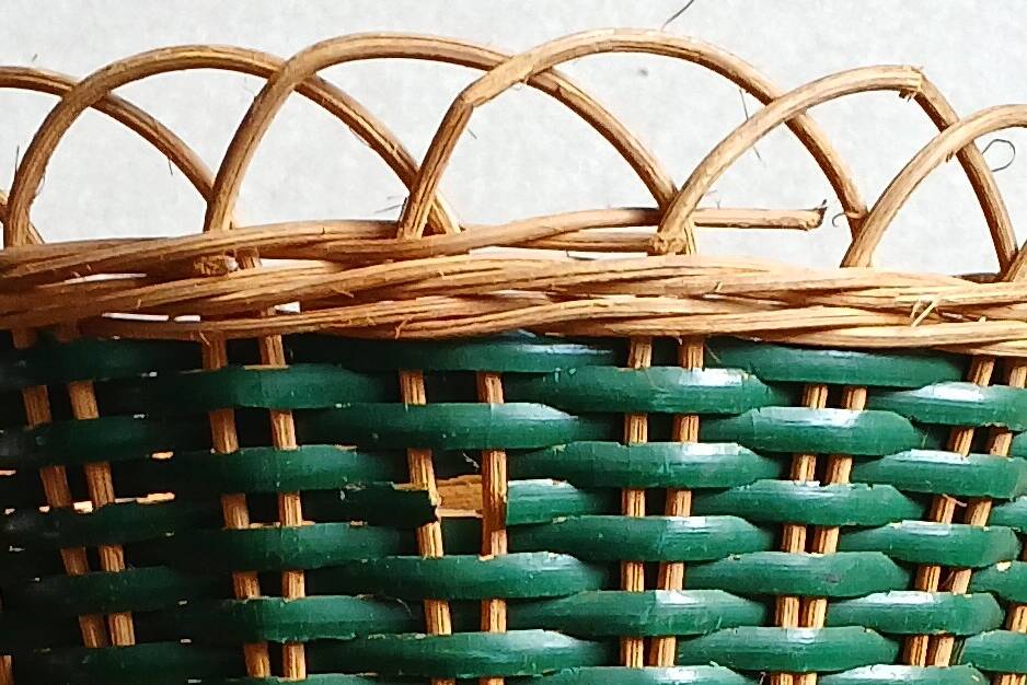 Cache-pot and its matching pencil holder in dyed woven rattan from the 1960s.