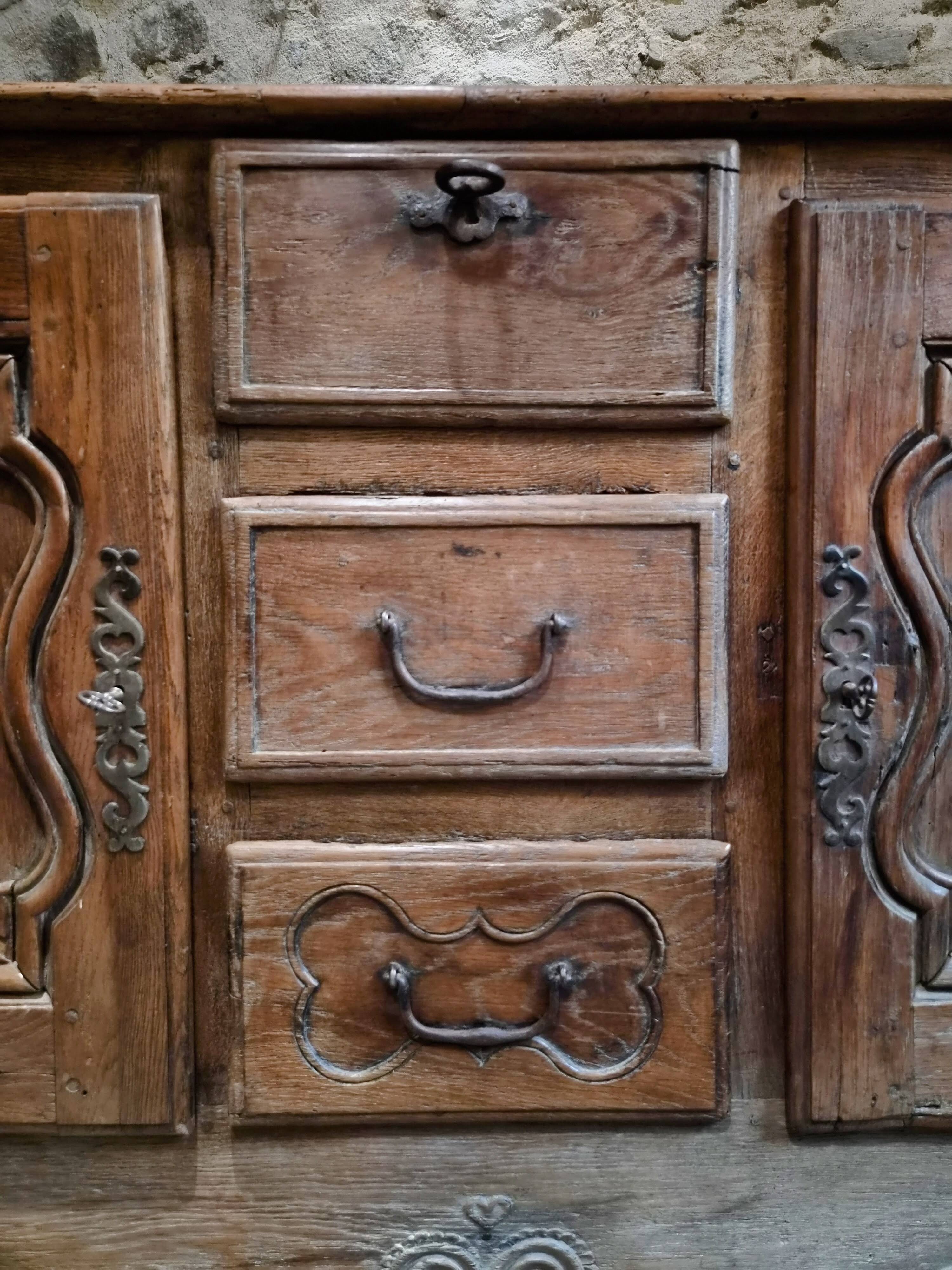 Grand oak buffet from the 18th century, Auvergne