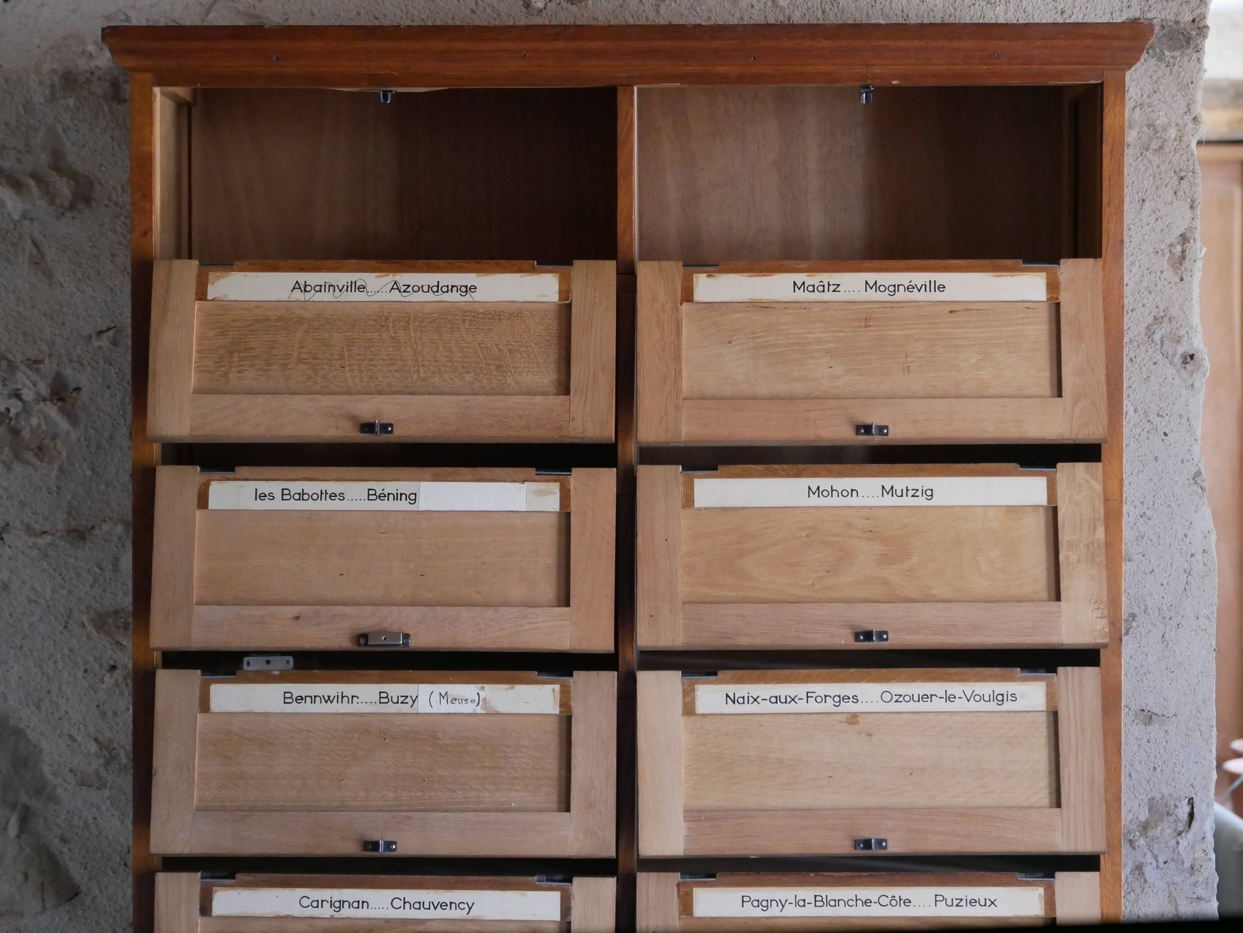 Notary's furniture with clamshells