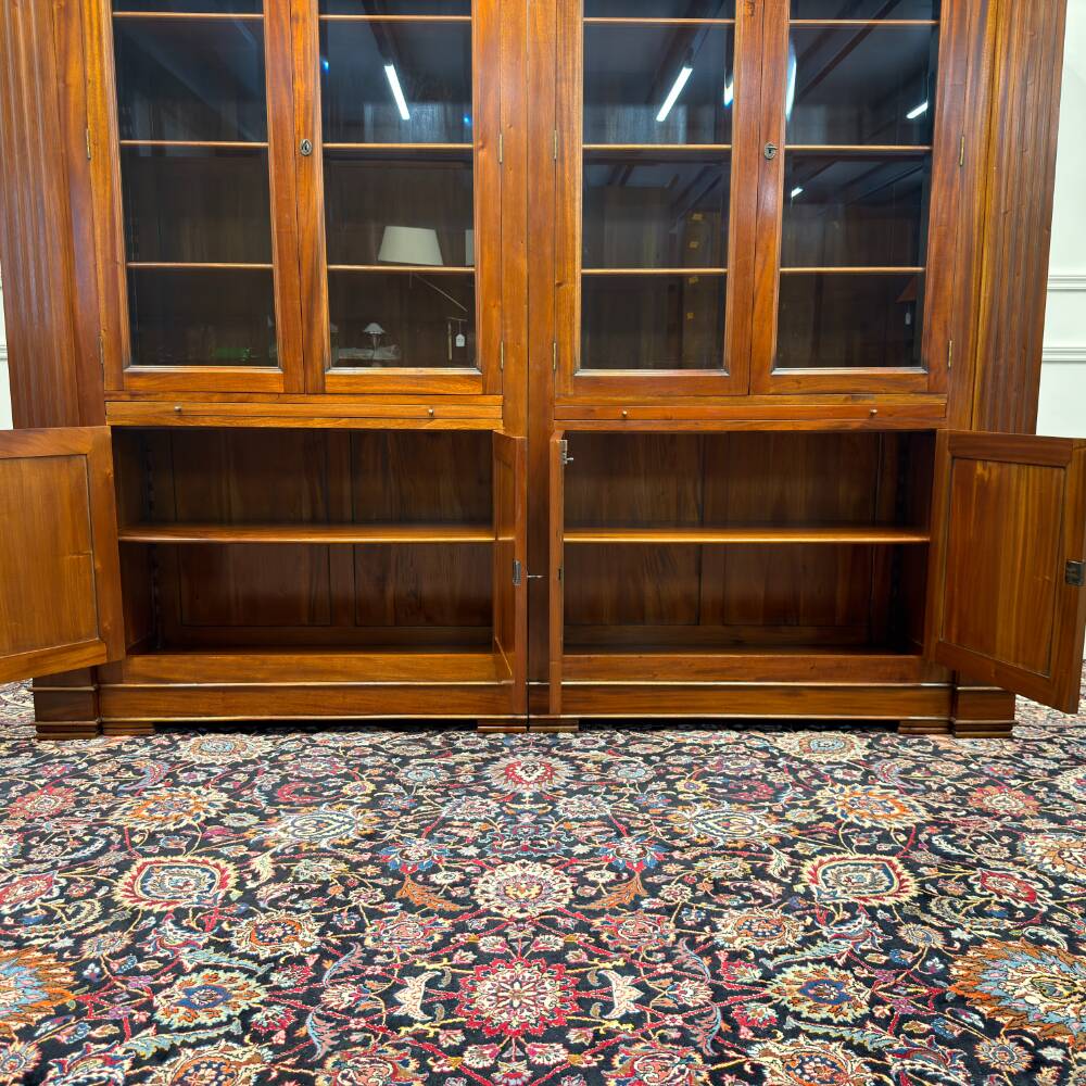 Bibliothèque anglaise classique avec colonnes