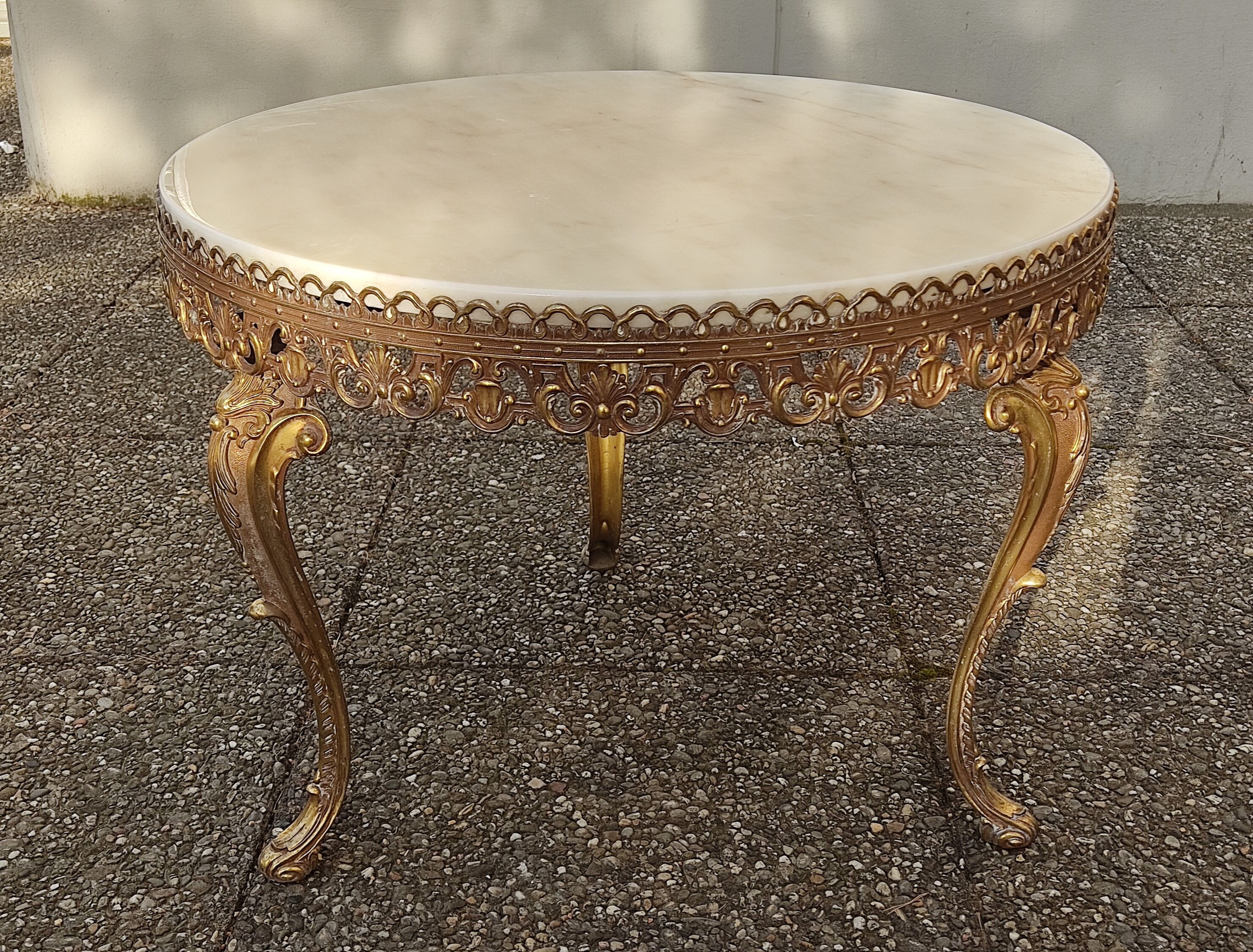 Table basse ronde en marbre blanc ivoire, bordures bronze doré décoratives, style louis xv, a.60.