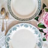 Assiettes à dessert anciennes en terre de ferré accompagnées d'un plat