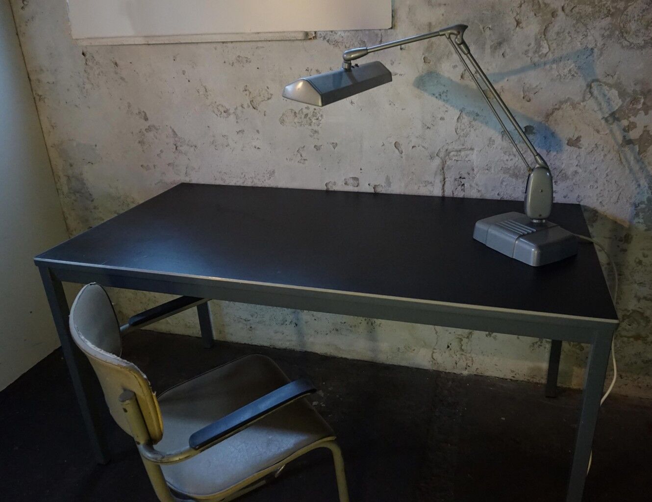 Floating industrial dazor desk lamp