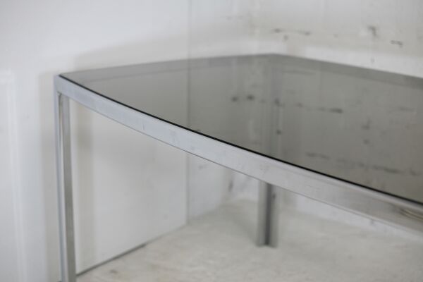 Table de séjour en métal chromé, dalle de verre fumé courbe, France, circa 1970