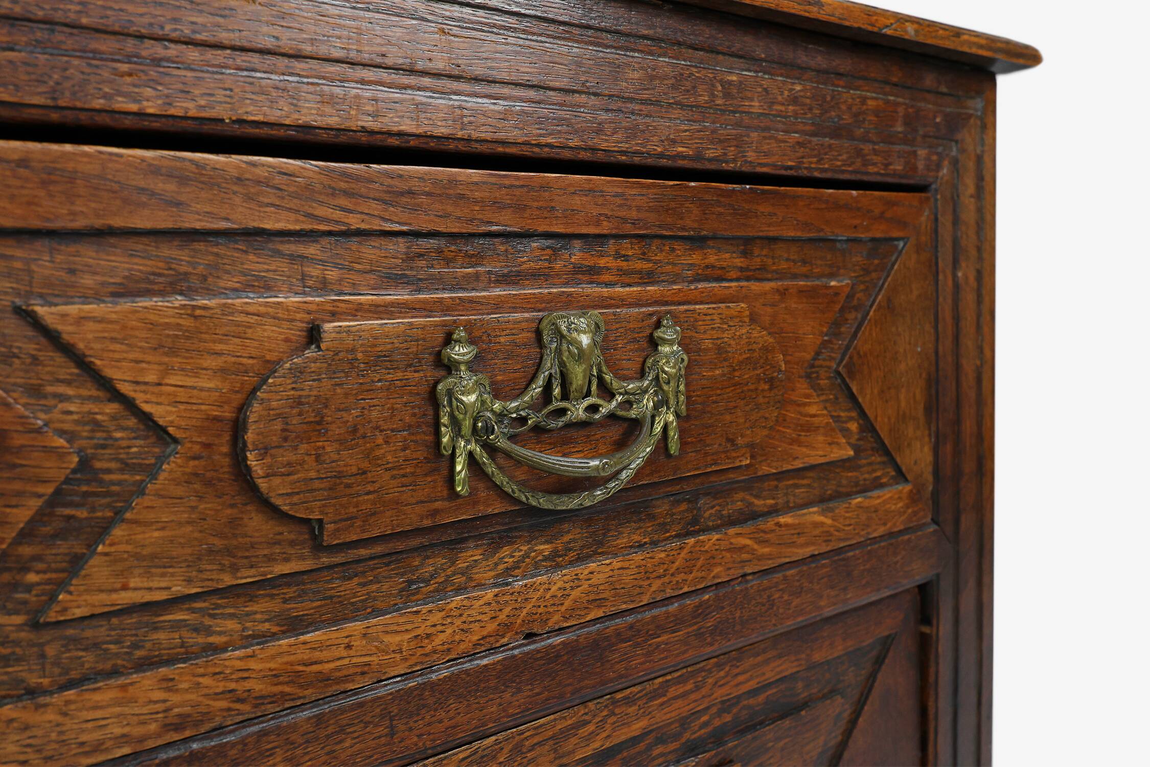 Antique hand crafted en carved chest of drawers in oak, ca. 1800