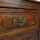 Commode ancienne en chêne sculptée et fabriquée à la main, vers 1800