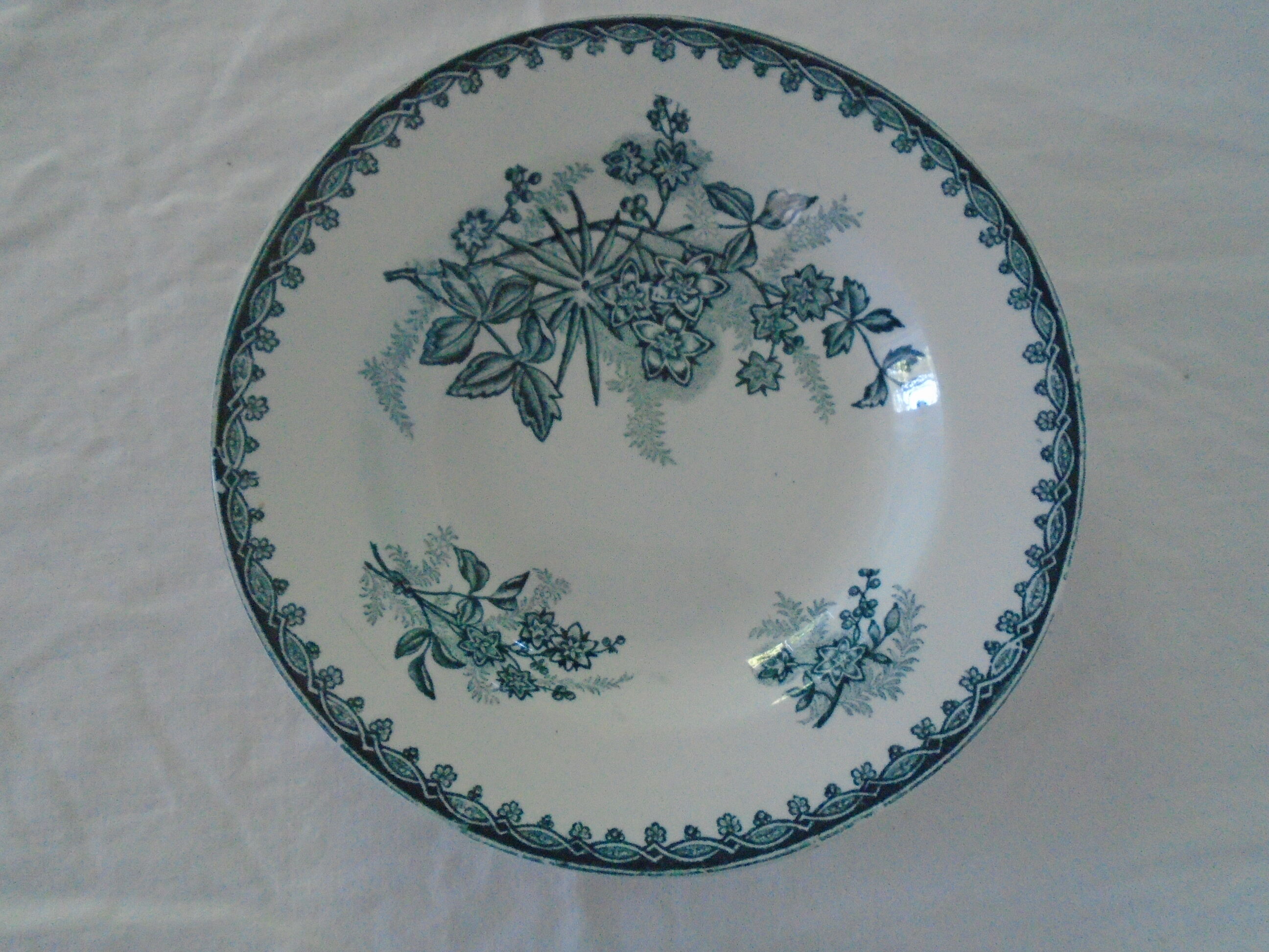 2 Assiettes  terre de fer Sté amandinoise décor vert Margot fleurs  faience ancienne
