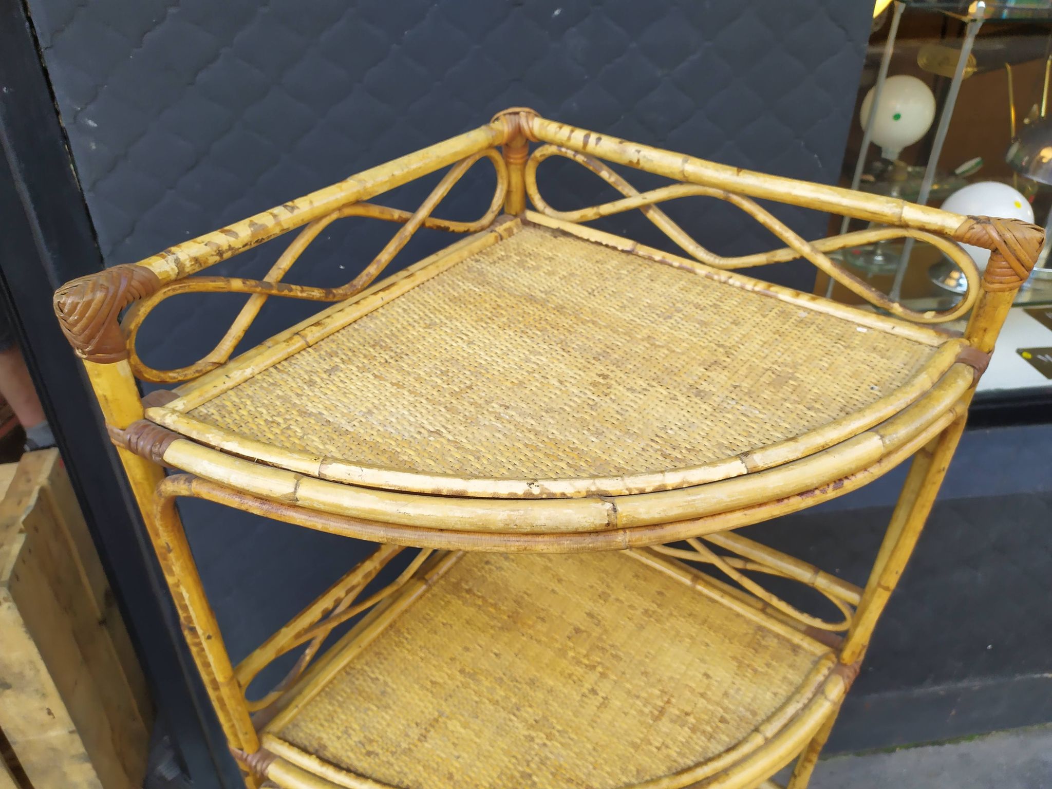 Étagère d'angle rotin vintage