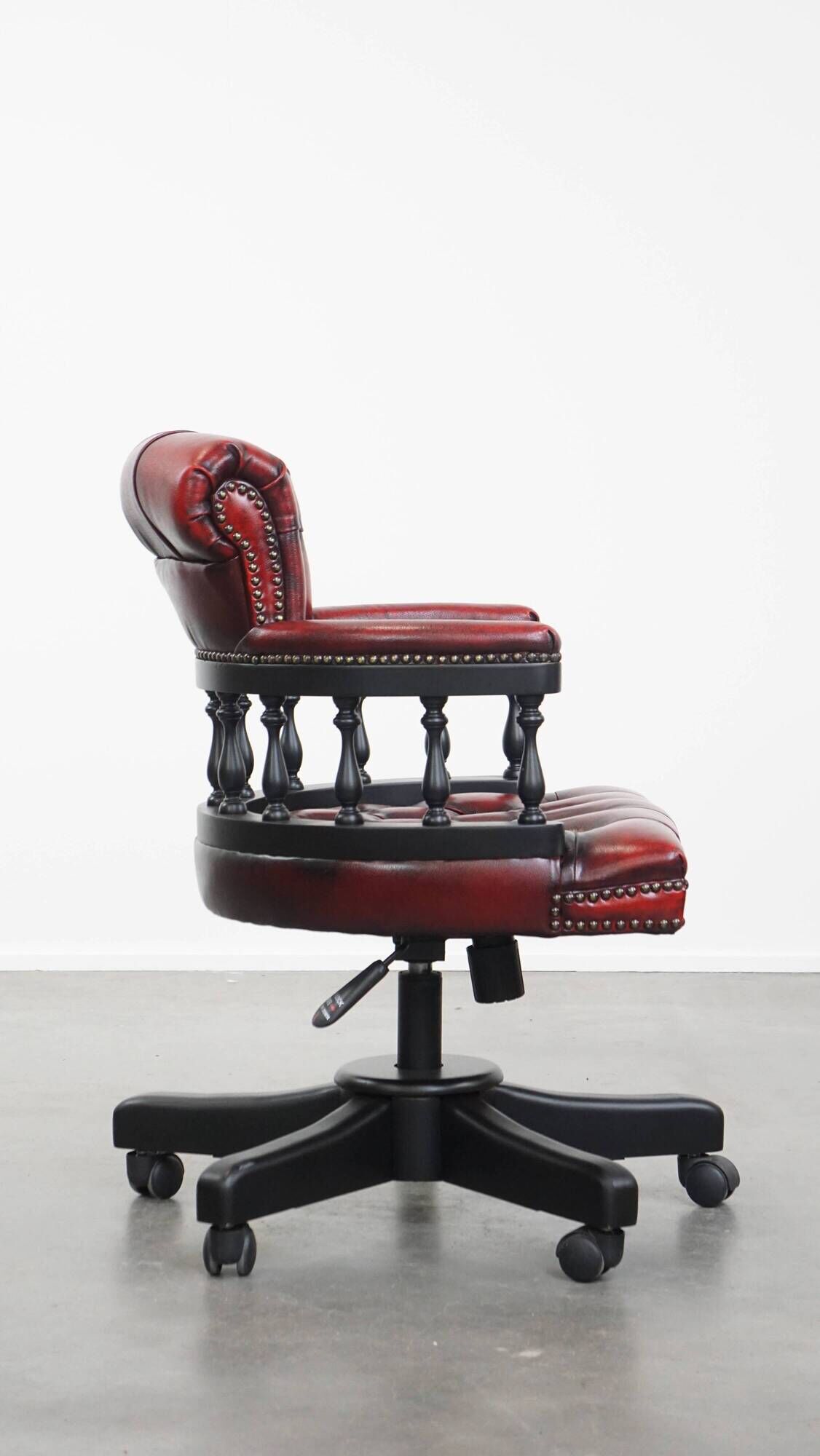 Chaise de bureau Chesterfield en cuir de vachette rouge/noir et bois