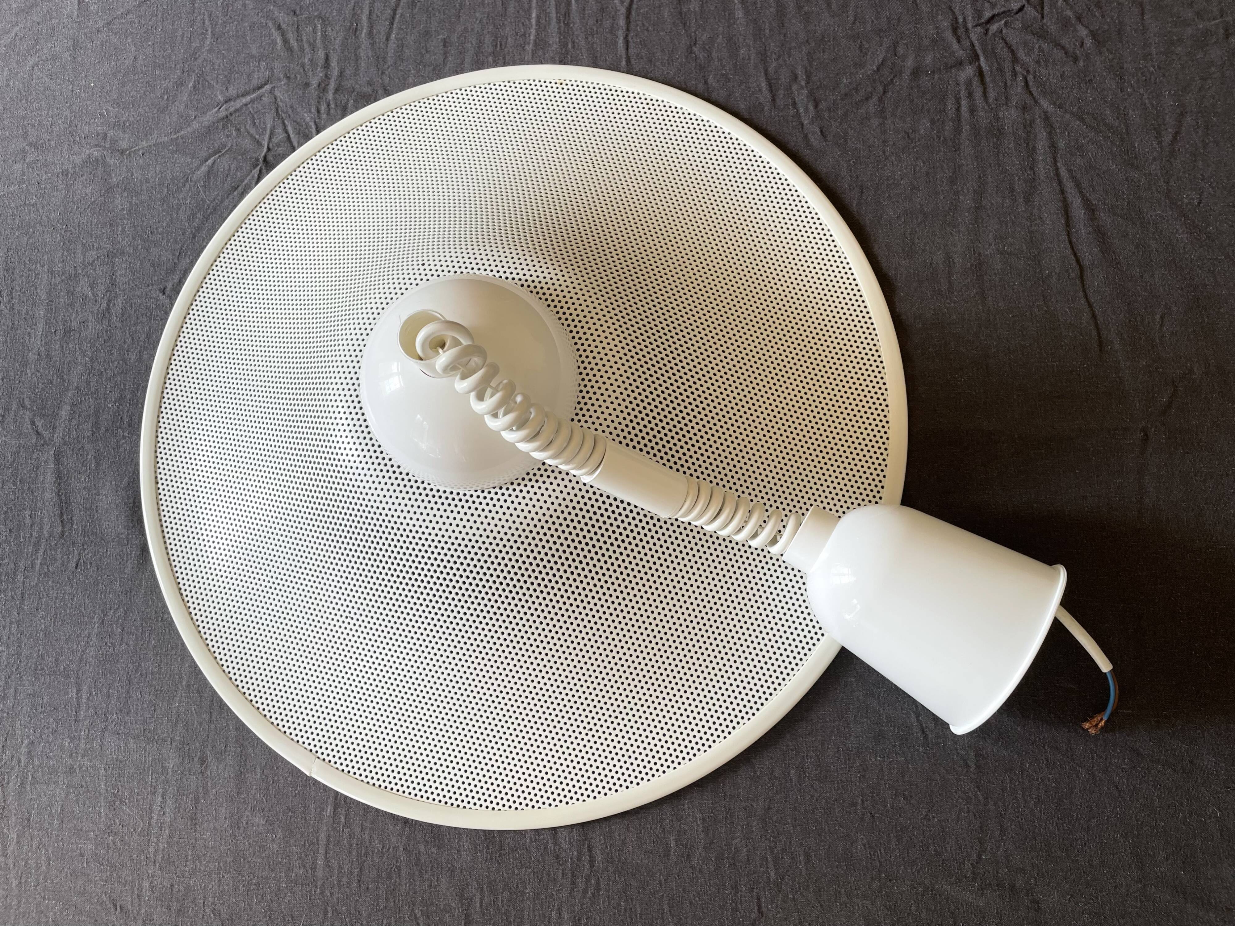 Suspension of the 80s in perforated white metal