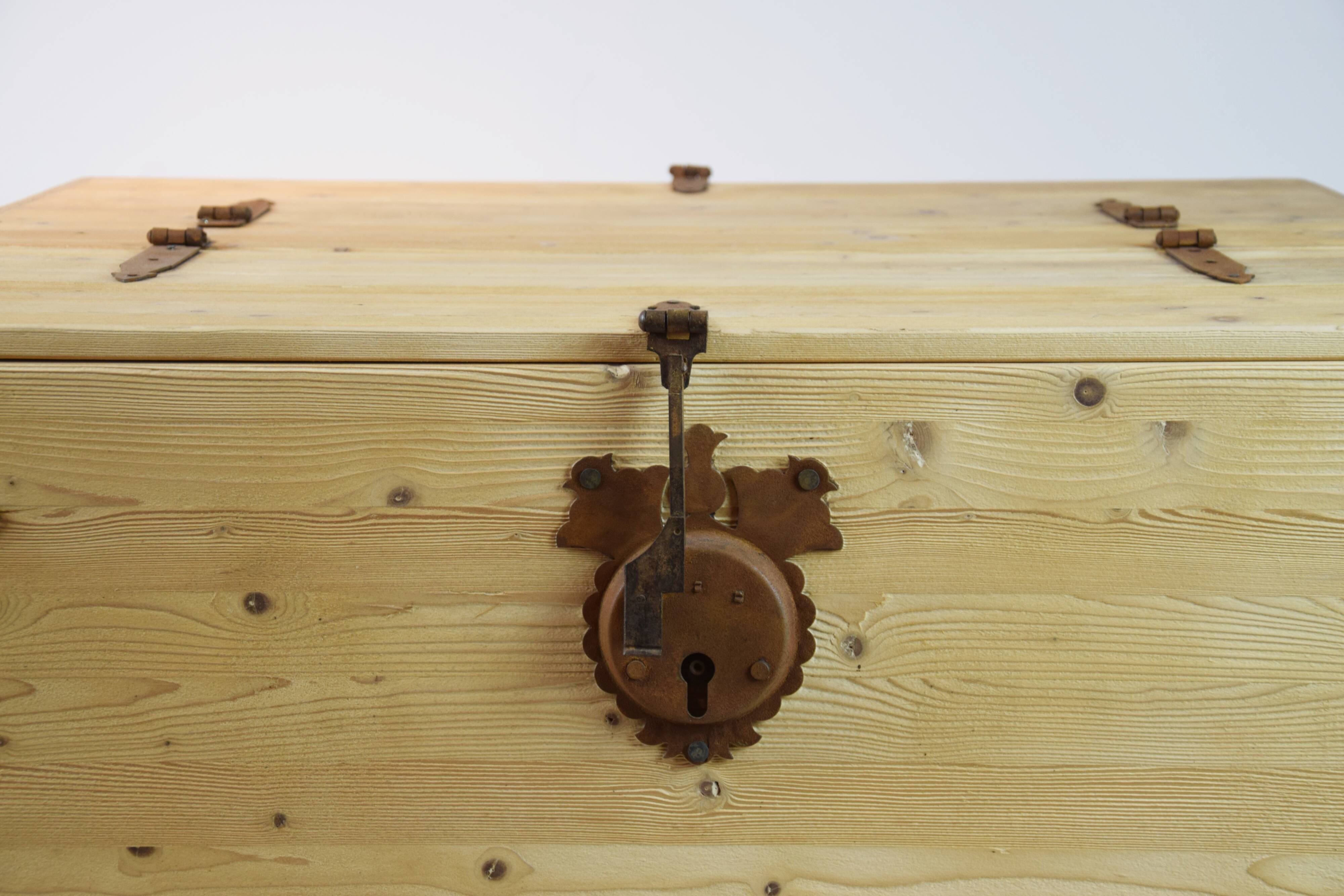 Coffee table chest