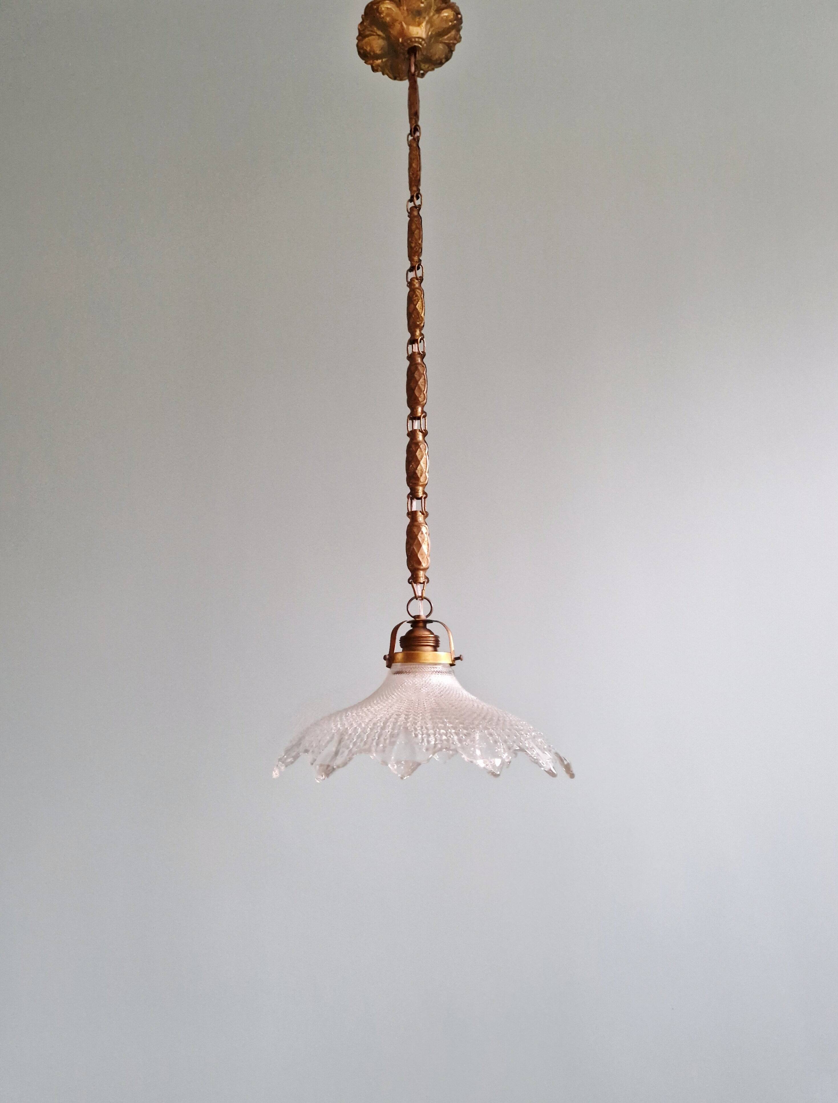 Suspension art déco en verre transparent festonné, années 1920-30