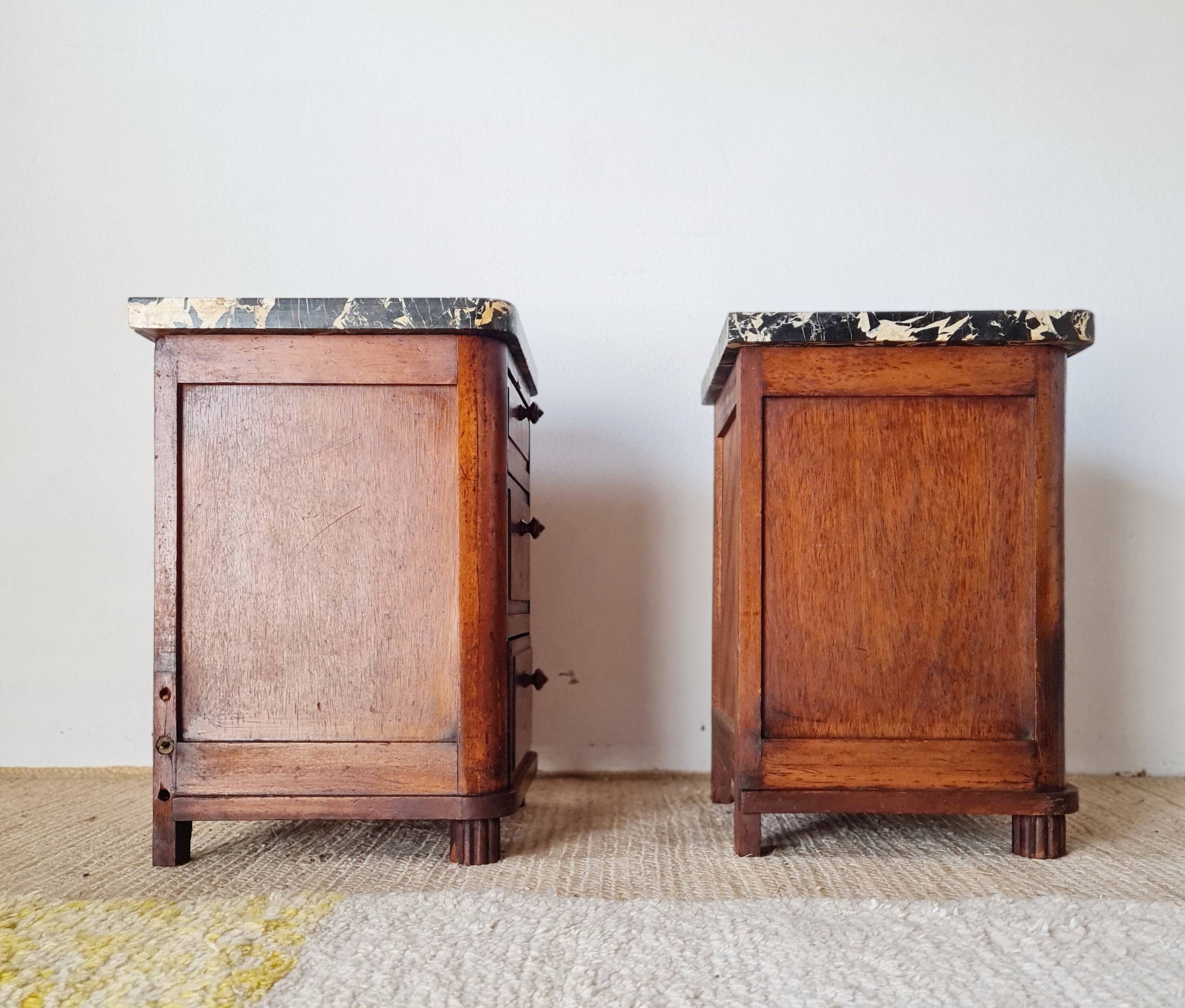 Paire de chevets Art déco en bois et marbre noir