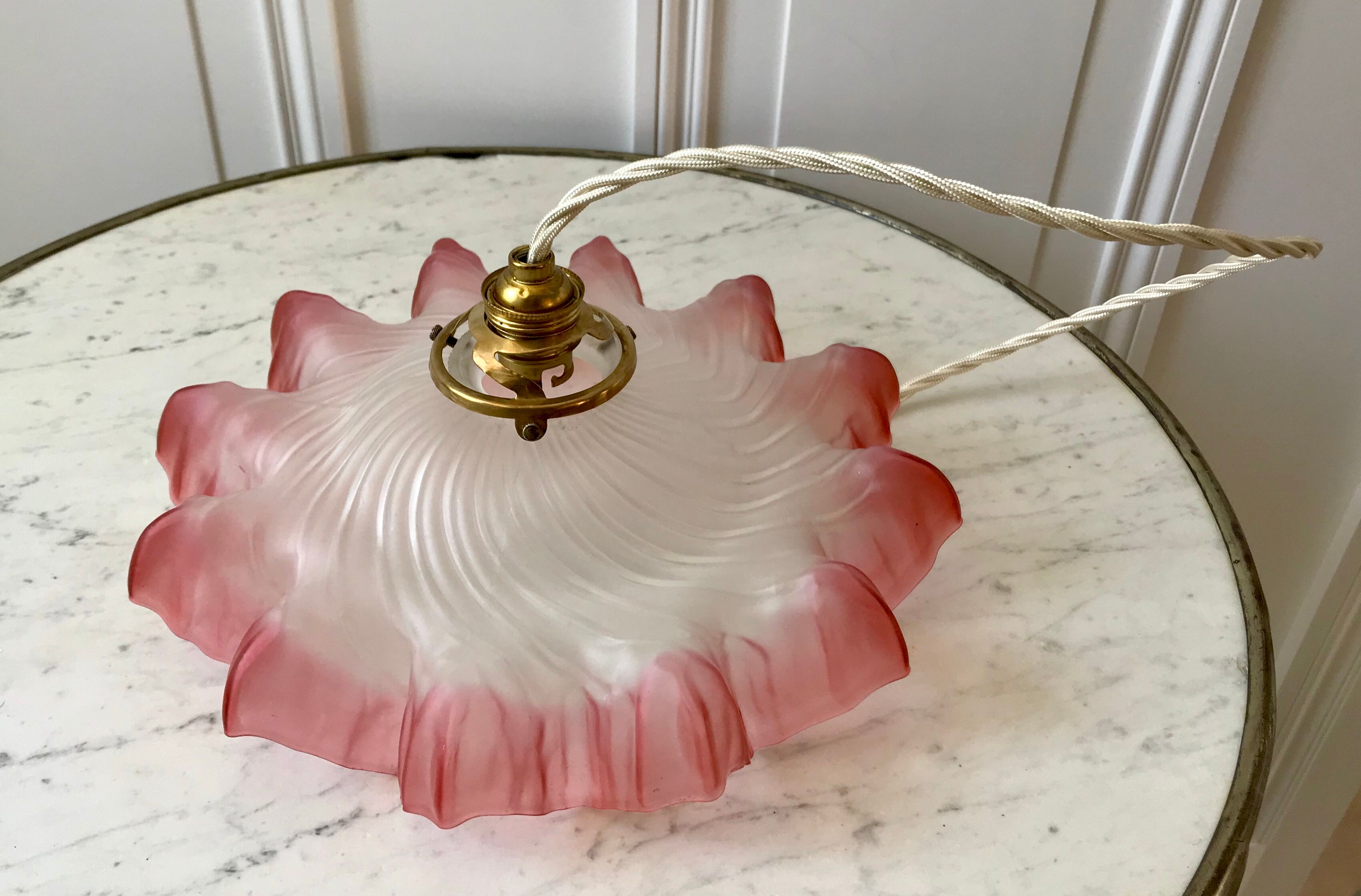 Serrated suspension in pink opaline 60s