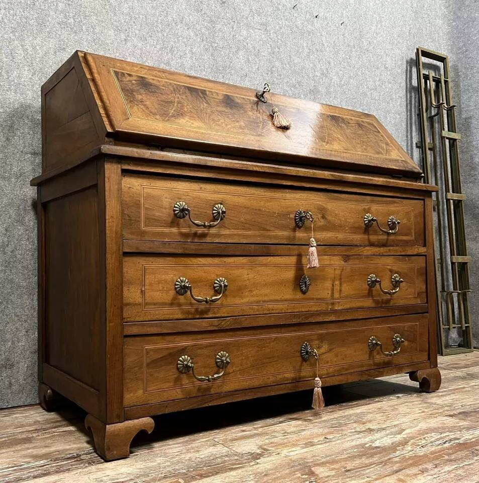 Louis XV period chest of drawers in walnut, burl and marquetry threads