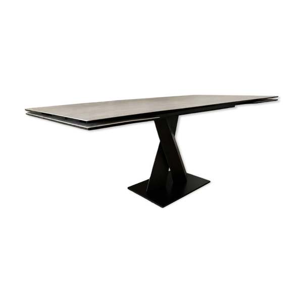 Table de repas Axel – Roche Bobois – design Yoshiharu Hatano