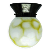 Lampe de plafond Art Déco avec abat-jour en verre de Polam, Pologne, années 1950.