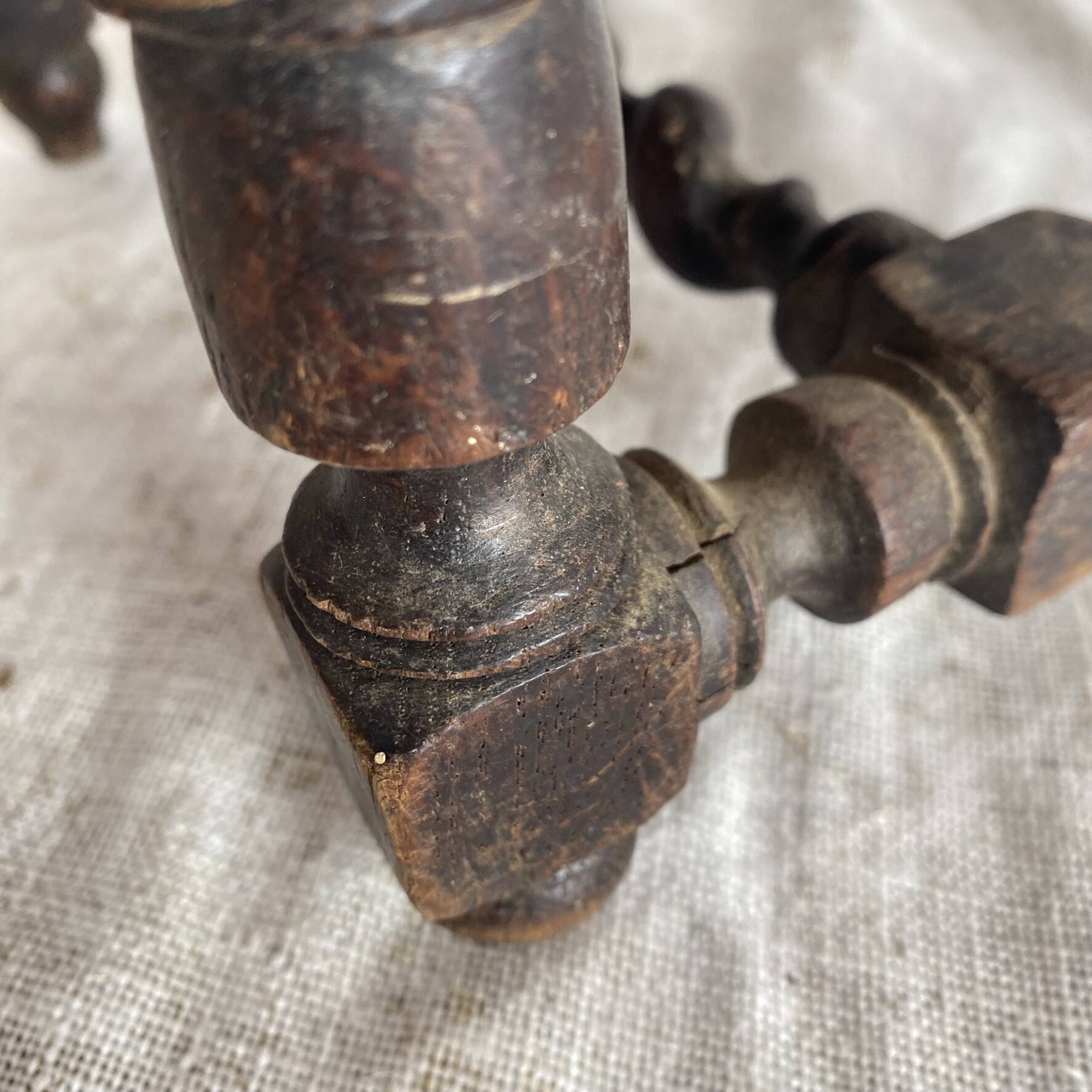 Tabouret bas ancien brodeuse en bois tourné