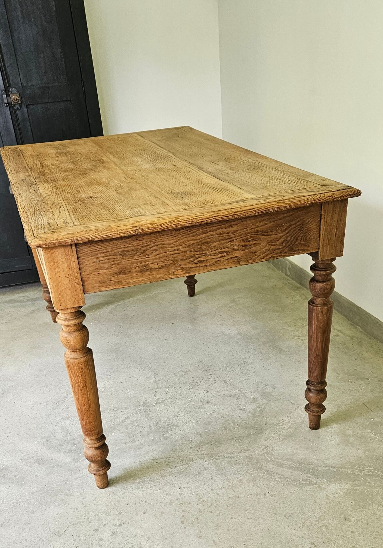 Farmhouse table, solid oak wood, raw finish, shell handles, for 6 people.