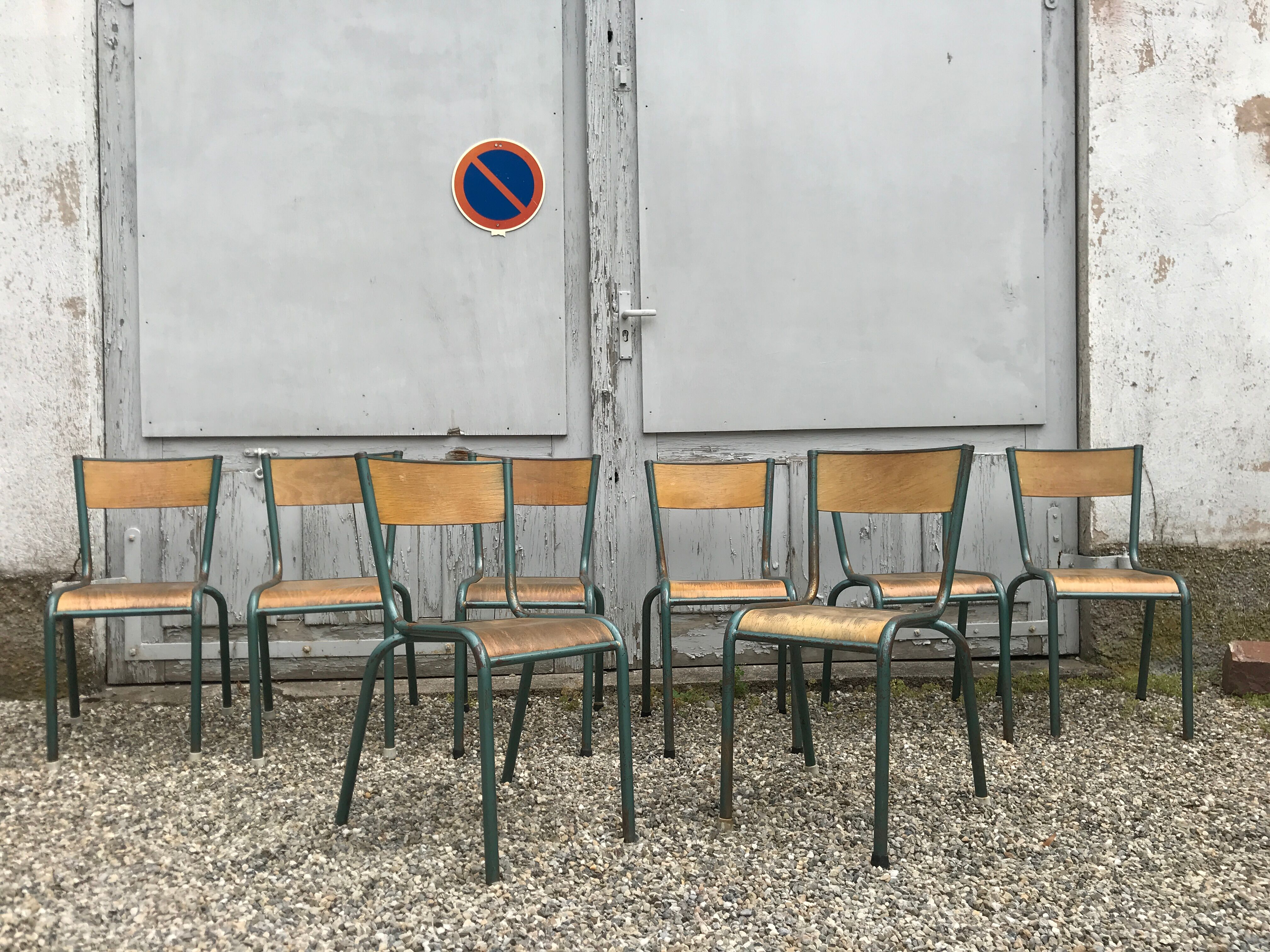 Série de 8 anciennes chaises d'écoles vintage