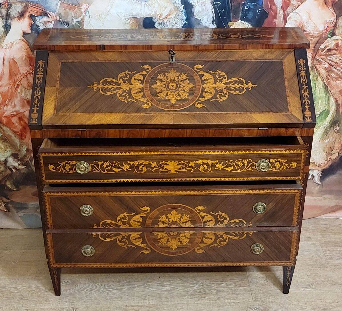 Commode secrétaire scriban style Louis XV à abattant, en bois précieux
