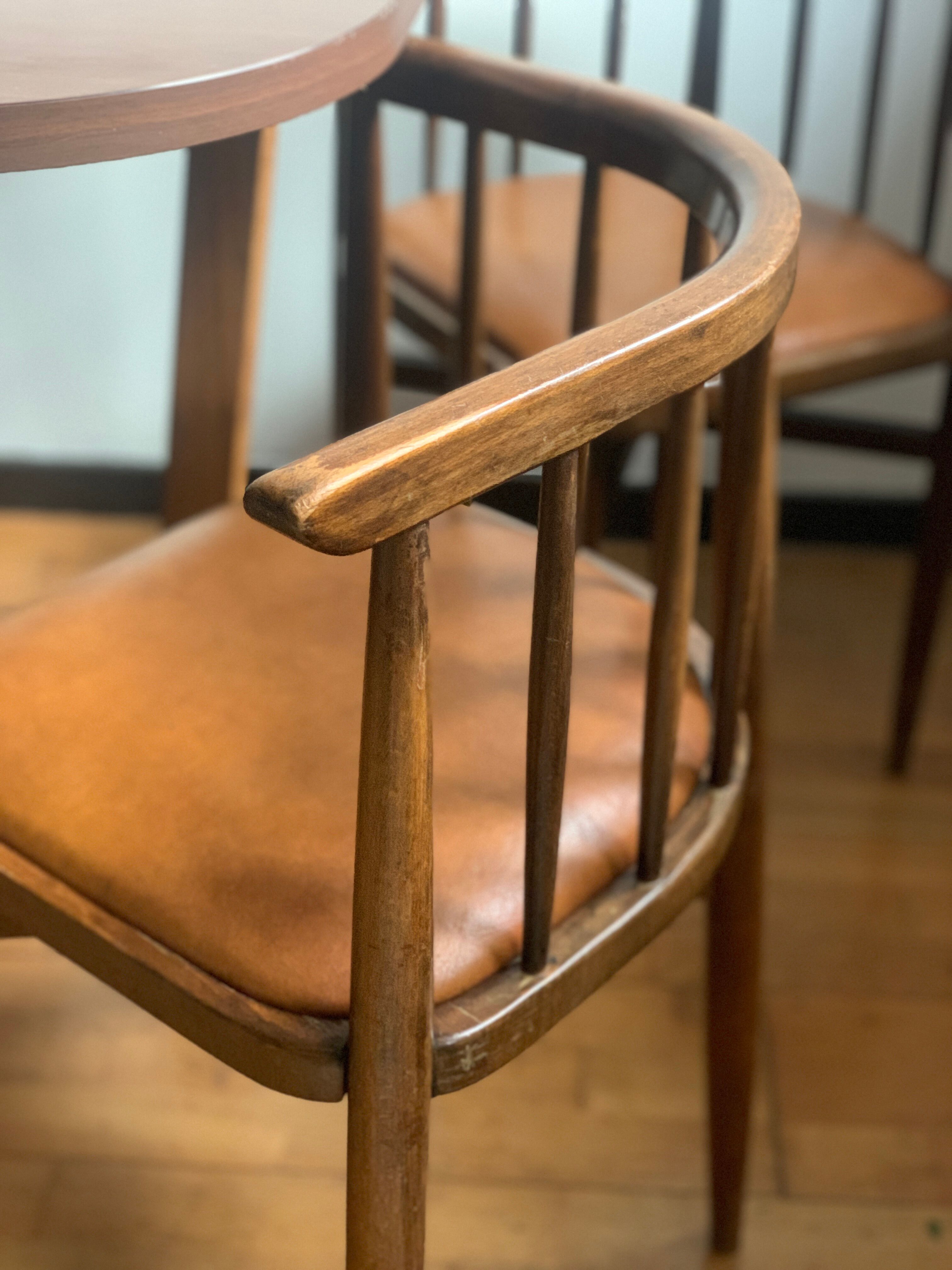 Built-in table and chairs Thonet