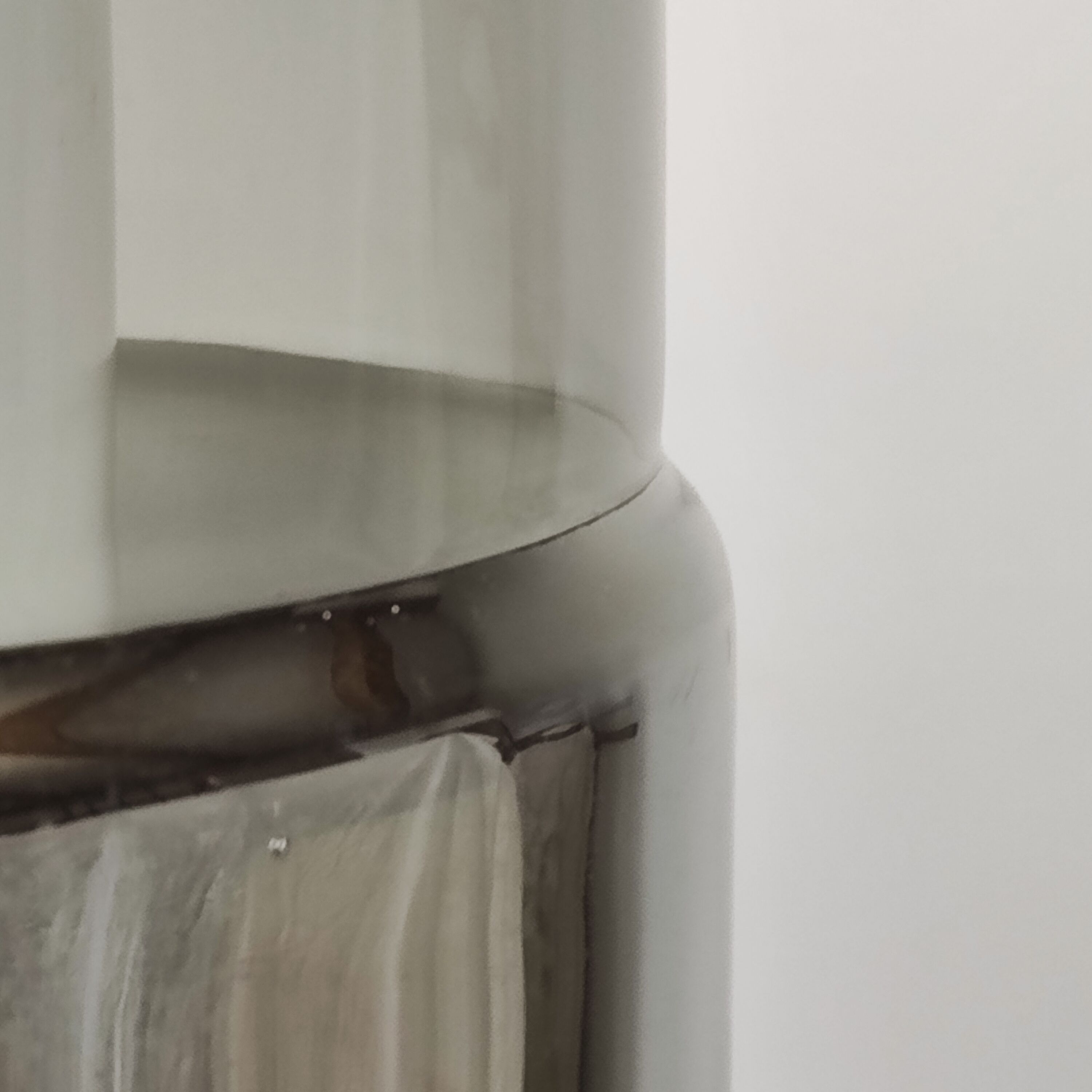 Glass and opaline suspension