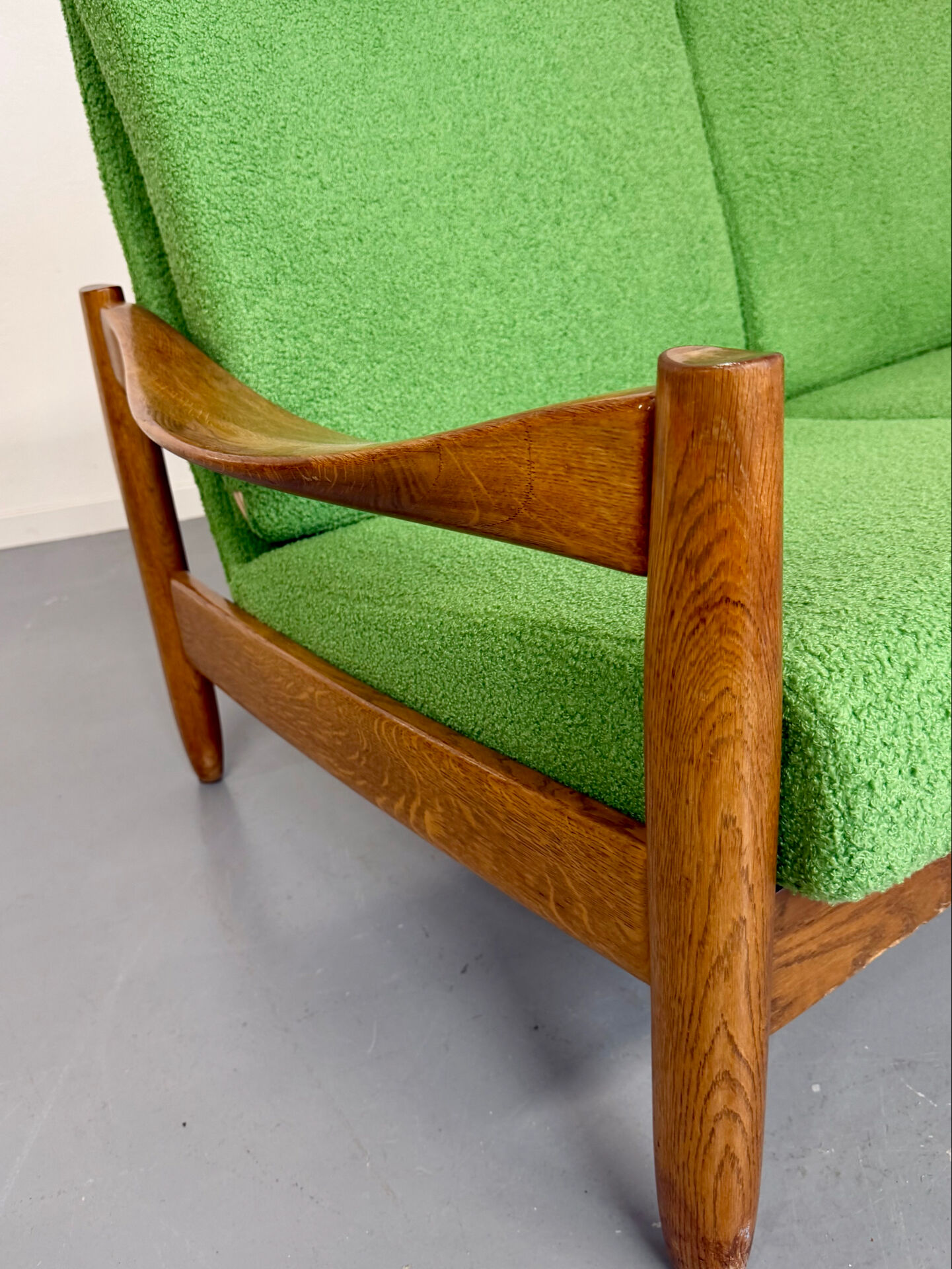Vintage 3-seater canapé in solid oak with boucle fabric, Scandinavian design from the 70s.