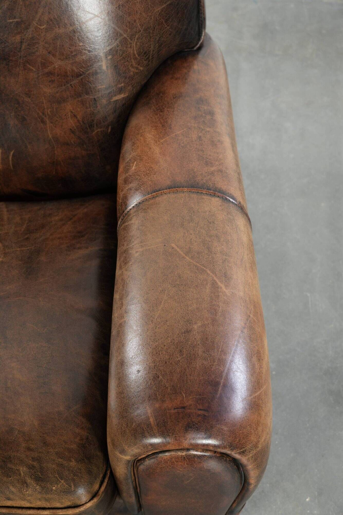 Armchair made of comfortable sheepskin leather in Art Deco design