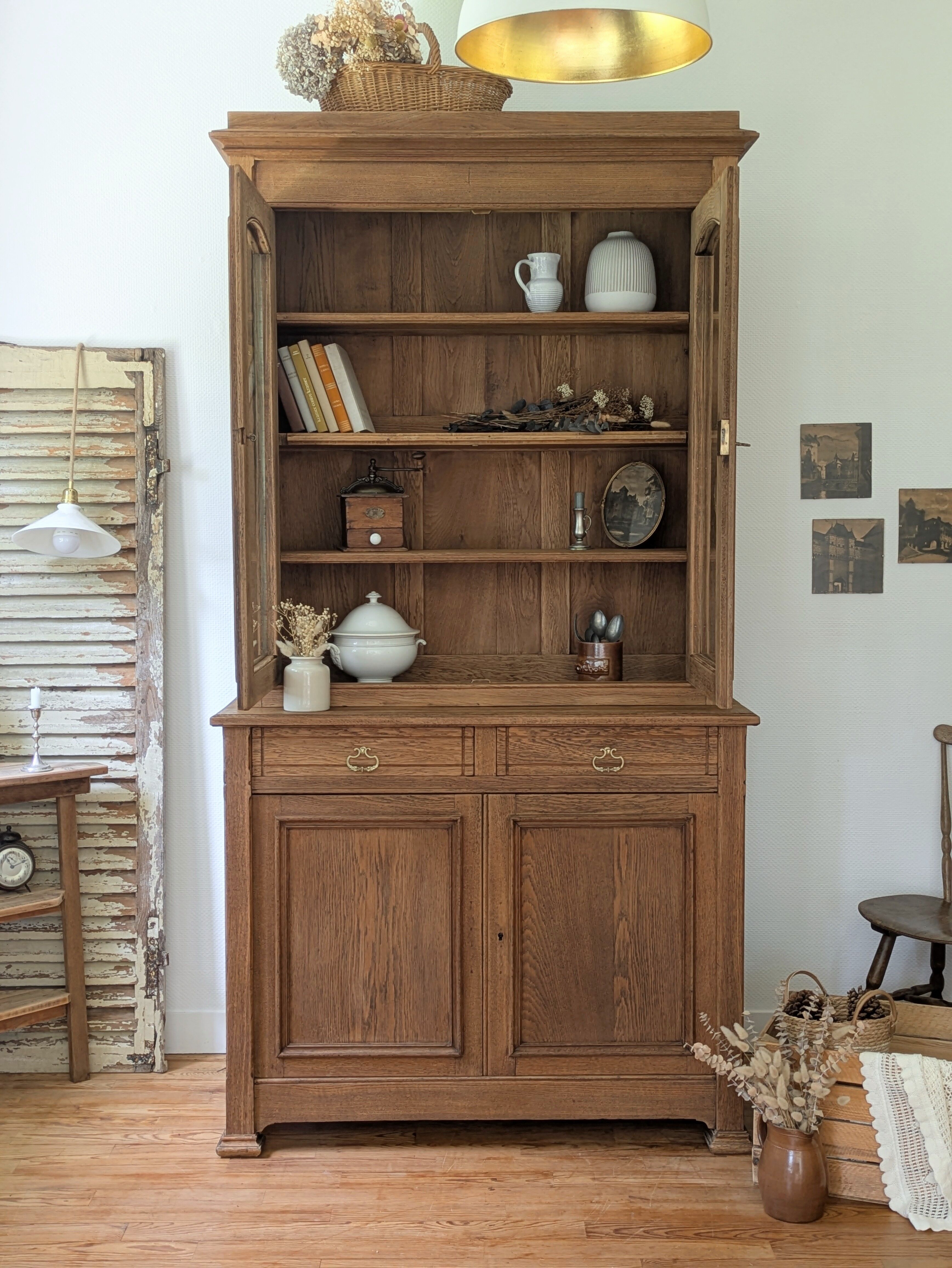 Ancien vaisselier double-corps rénové