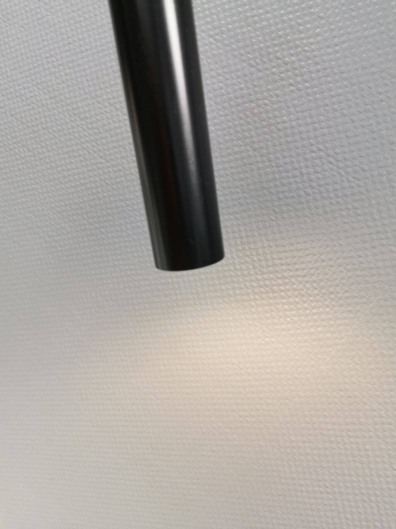 Deux suspensions de forme cylindrique en laque noire