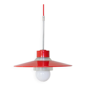 Lustre danois en métal rouge et en verre, suspension inspirée du Memphis des années 50 avec globe opale.