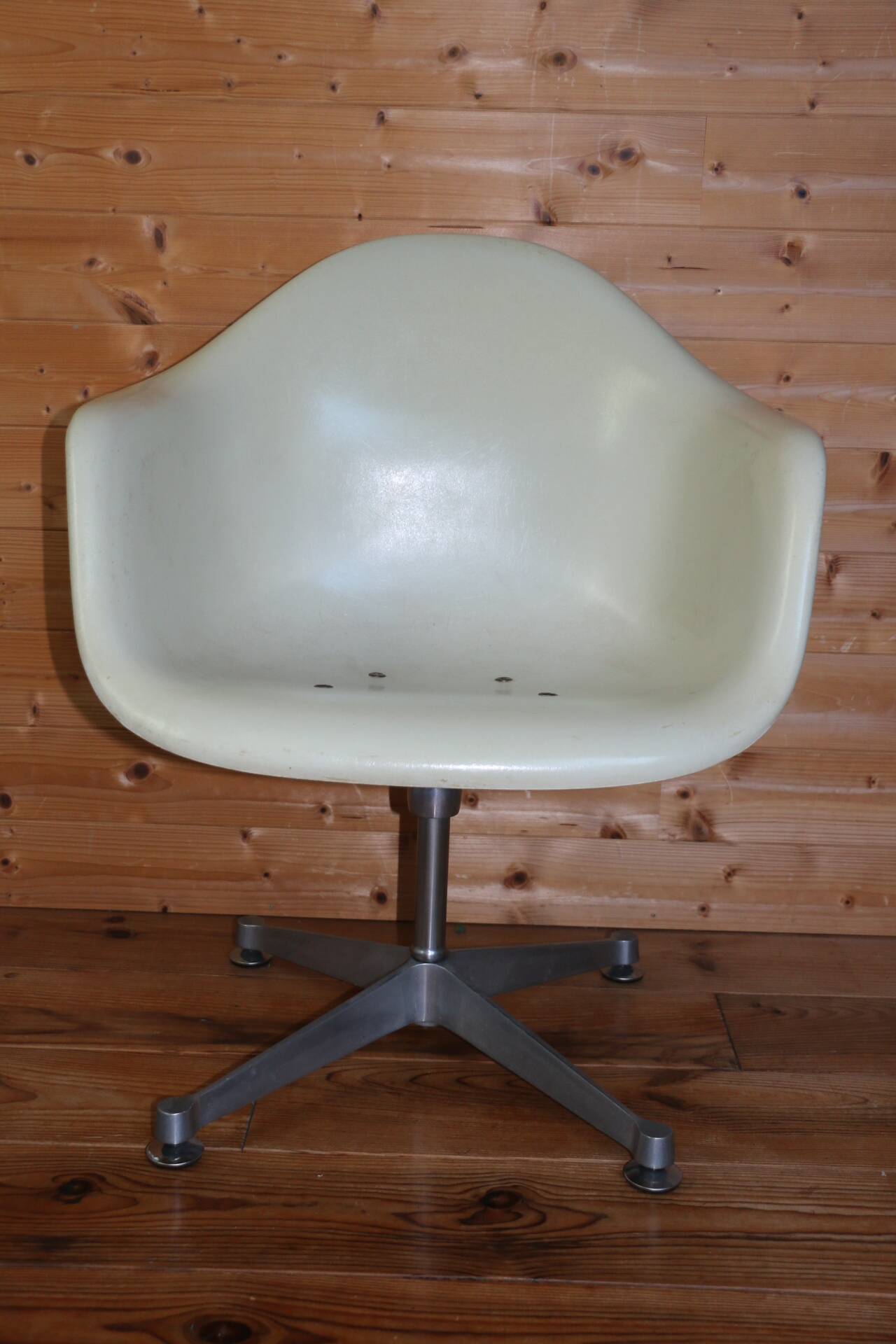 Herman Miller EAMES white shell armchair
