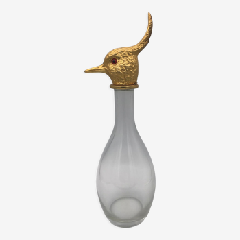 Carafe de type bouteille en verre et bouchon à tête d’oiseau en métal doré