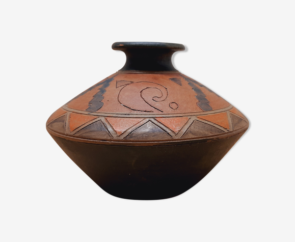 Vase décor ethnique signé
