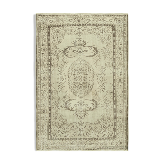 Tapis beige oriental ancien fait à la main 186 cm x 265 cm