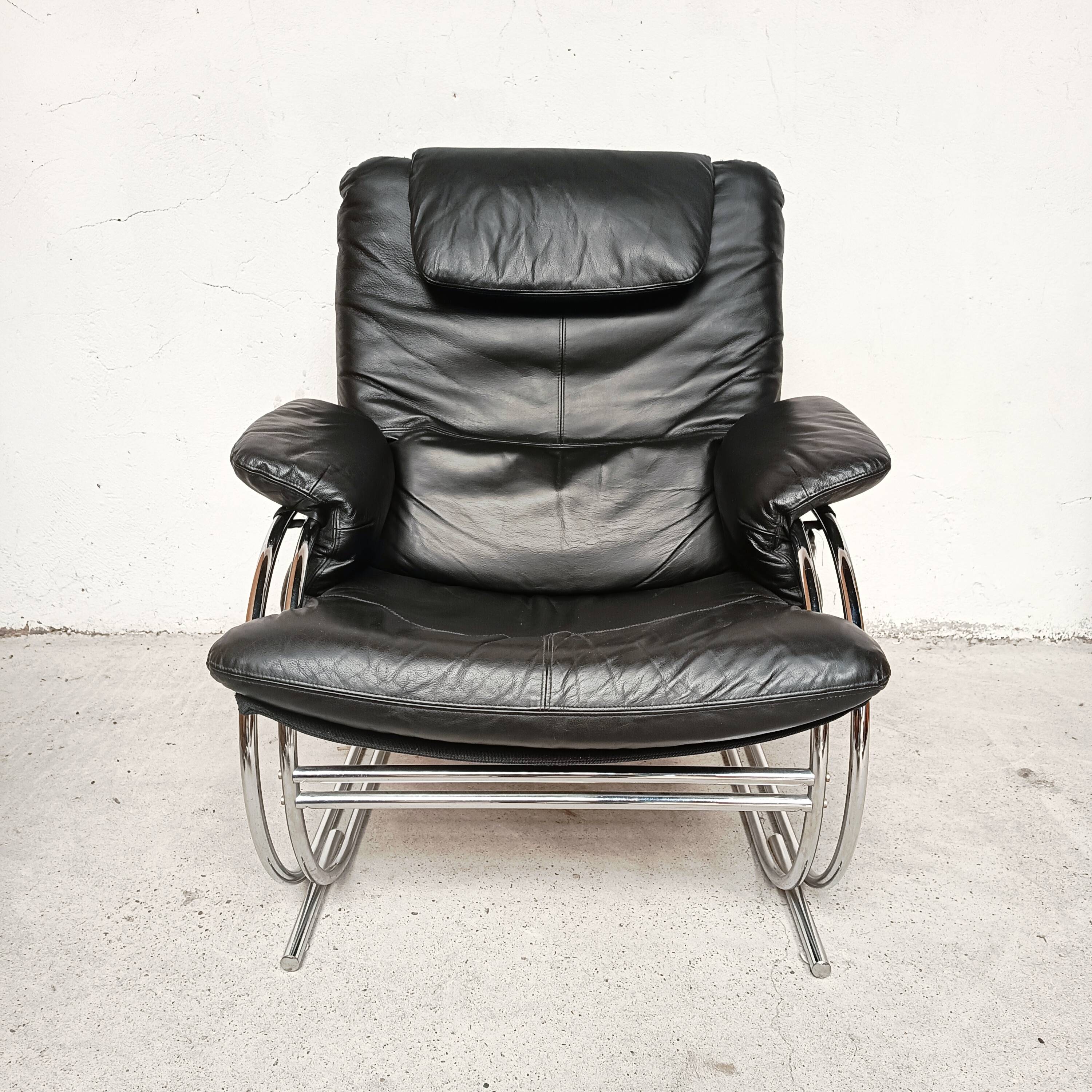 Black leather armchair, Italy 1970