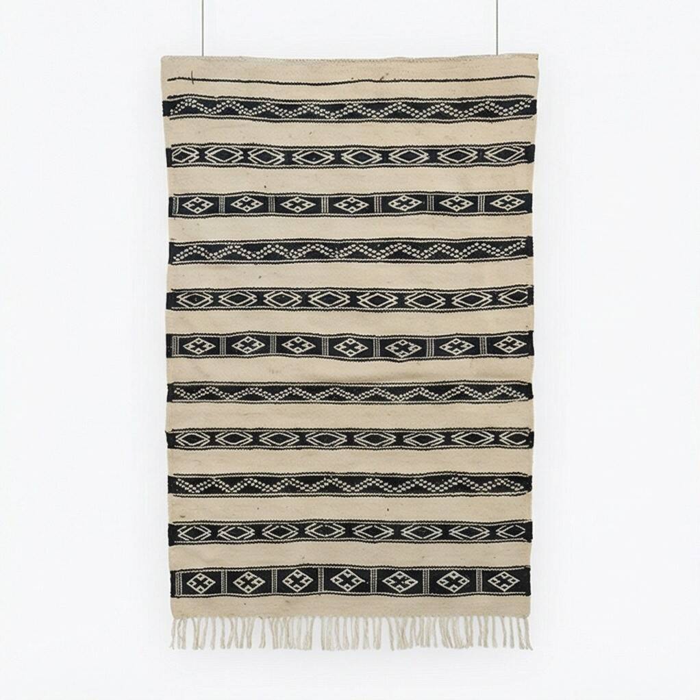 Tapis kilim ethnique blanc et noir