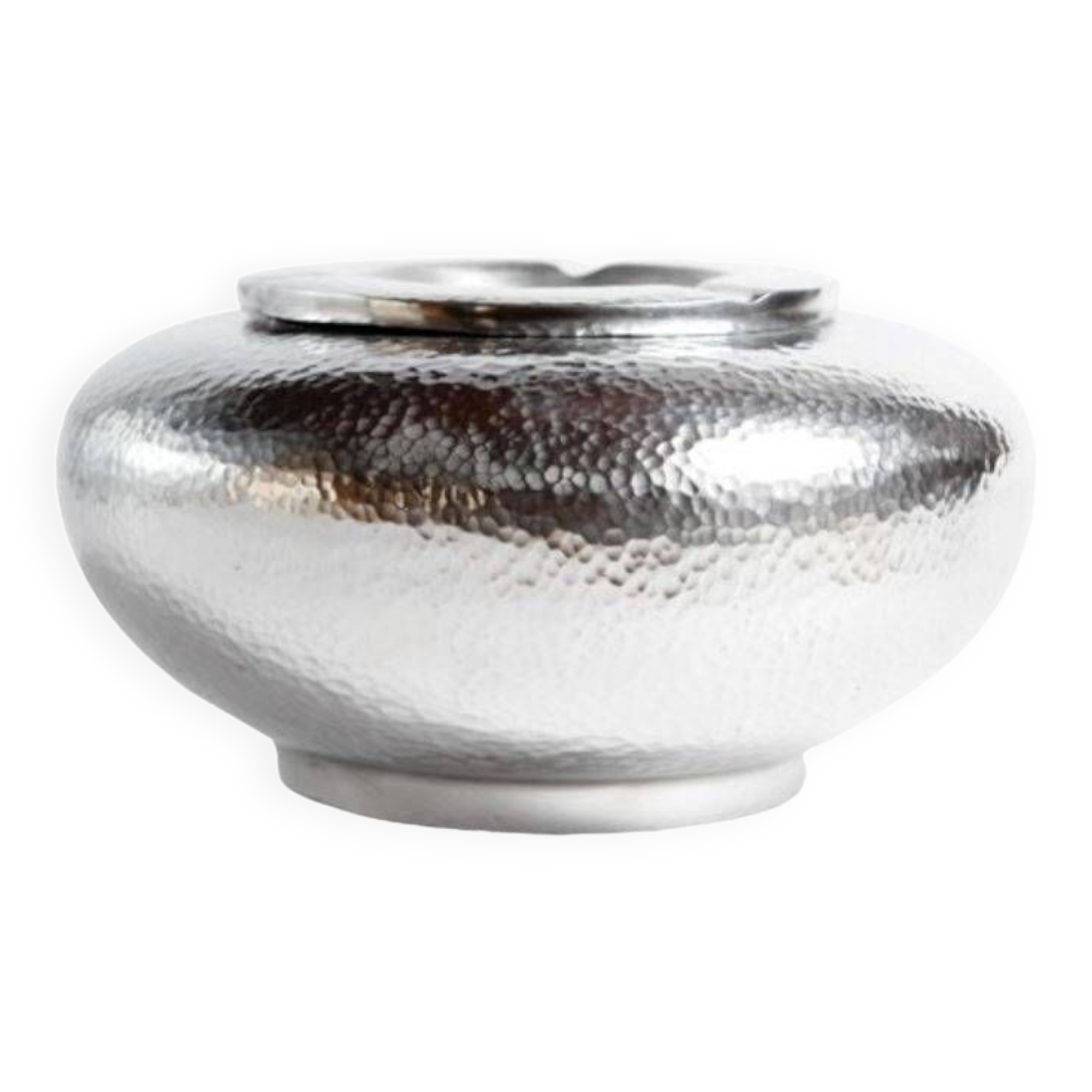 Hammered aluminum ashtray with lid for cigars and cigarettes