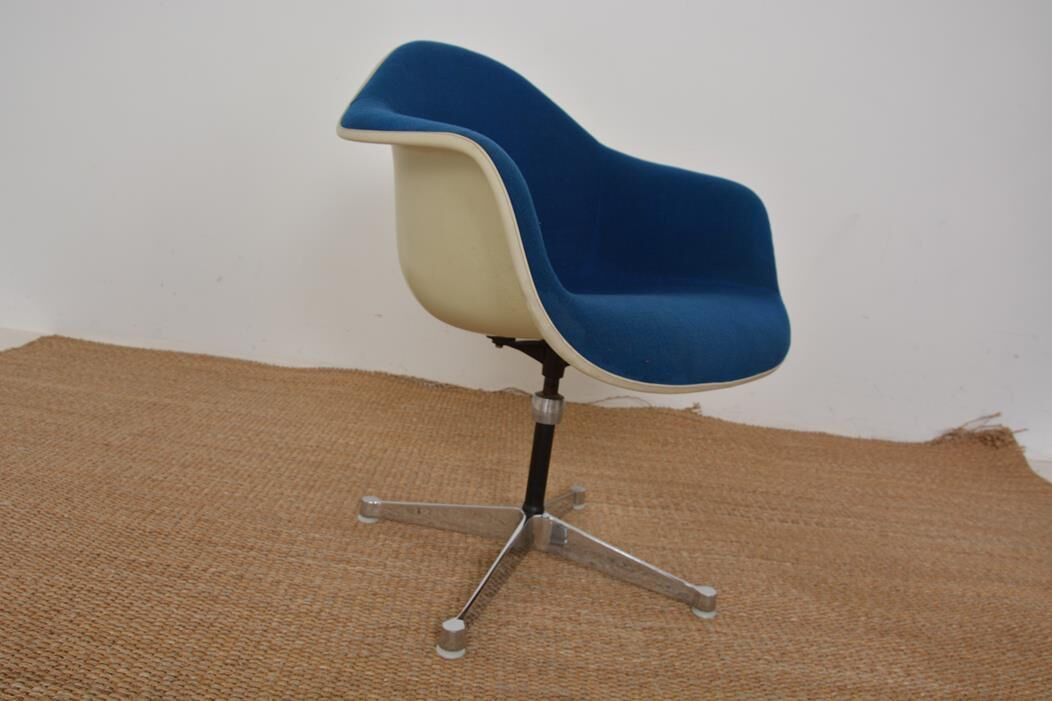 Charles and Ray Eames swivel armchair, Herman Miller Edition dating from the 60s.