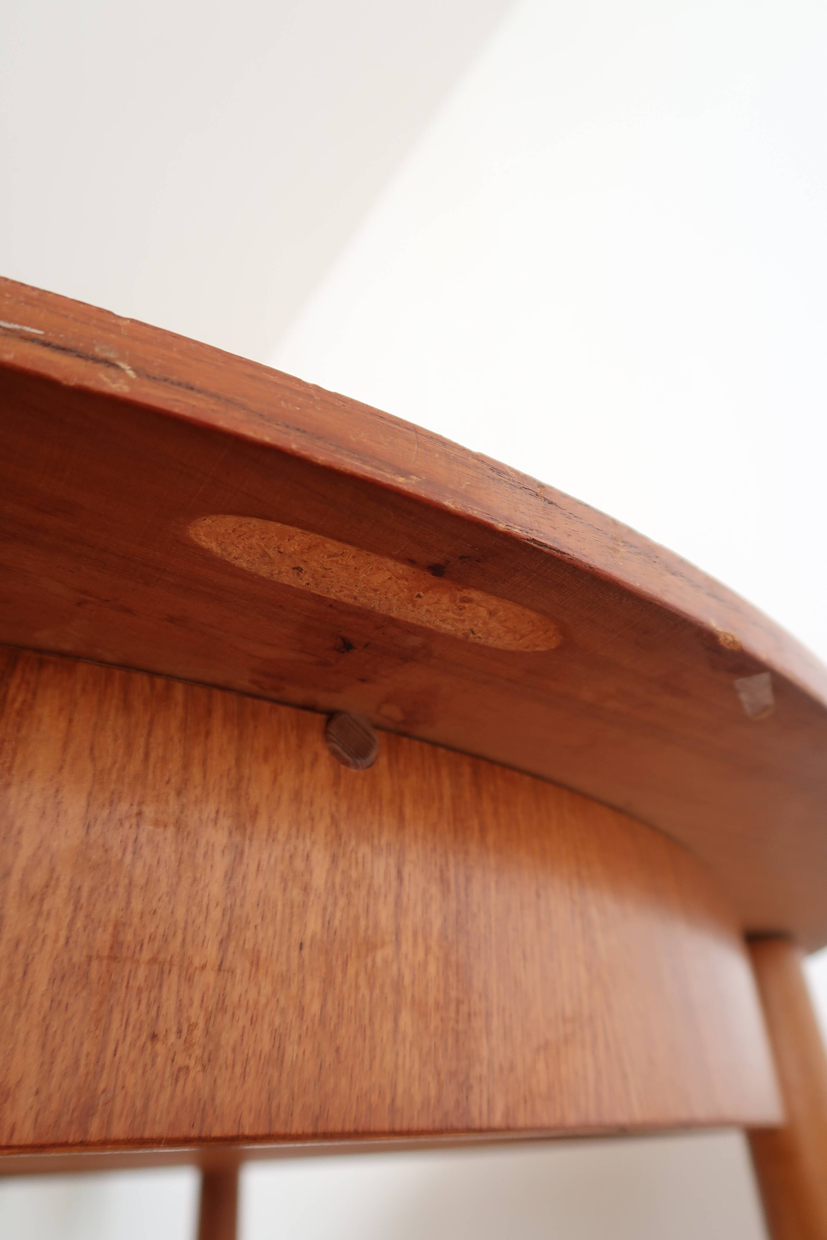 Extendable Scandinavian Round Table