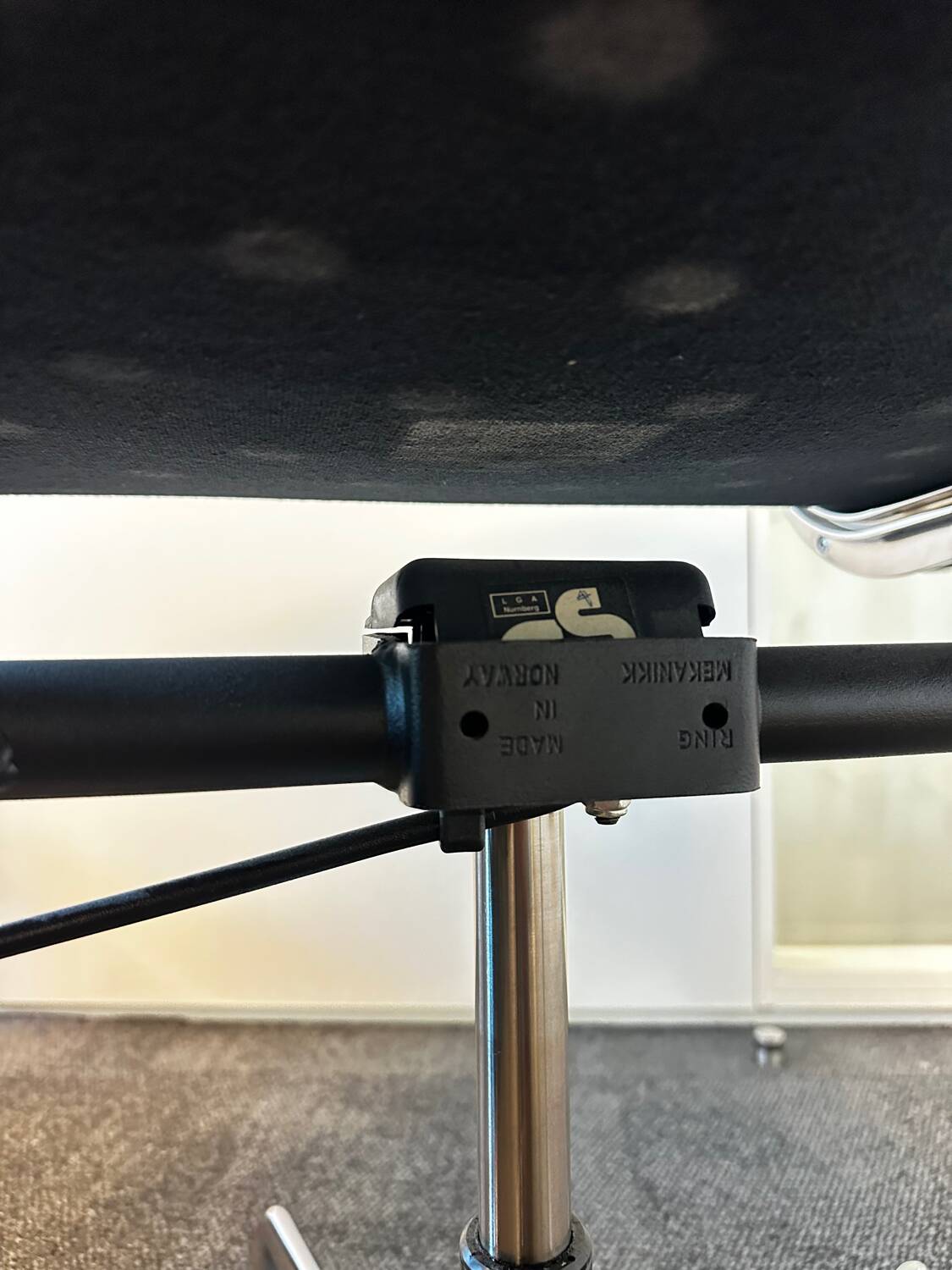 1x office chair - eames soft pad ea219